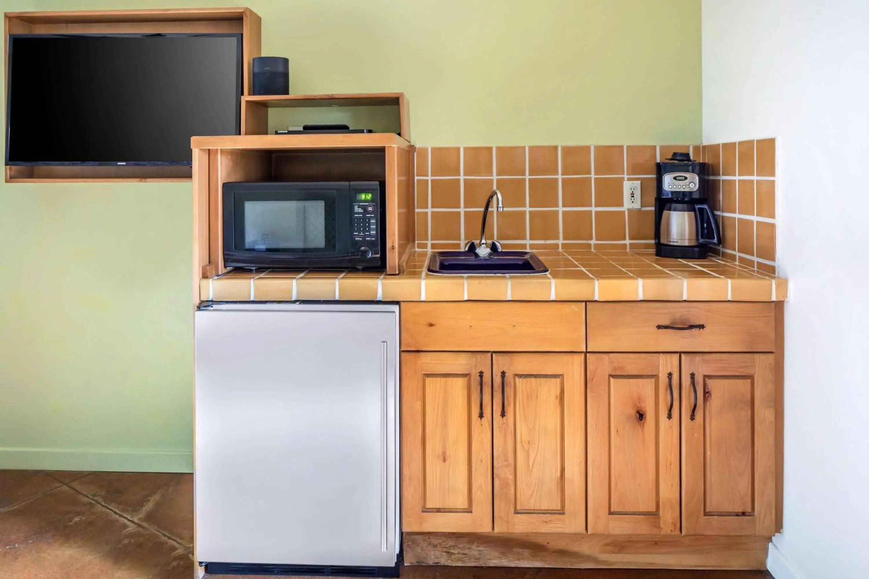 Photo of the whole room, Kitchen/Kitchenette in Hilton Grand Vacations Club Palm Desert