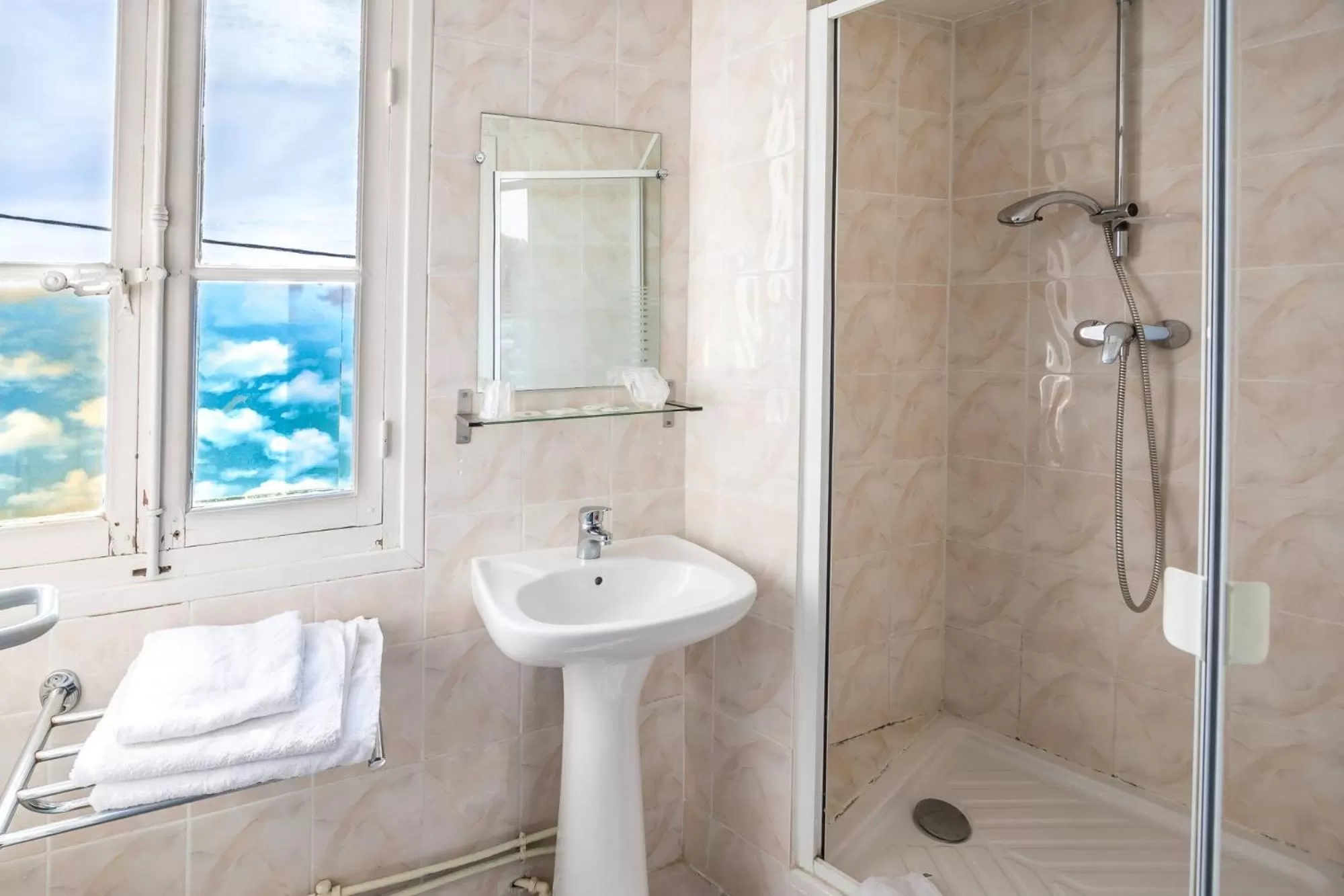 Bathroom in Hôtel des Moulins