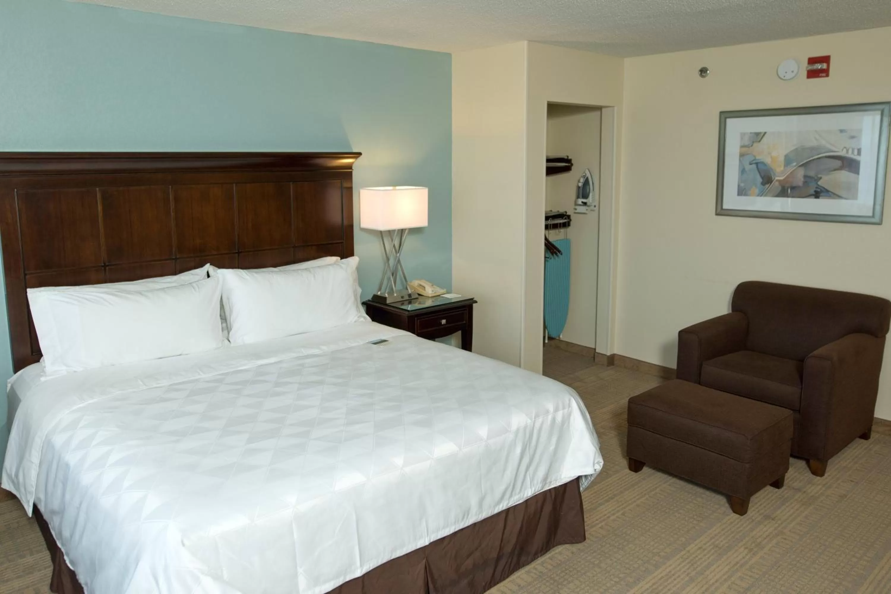 Photo of the whole room, Bed in Holiday Inn Birmingham-Airport by IHG