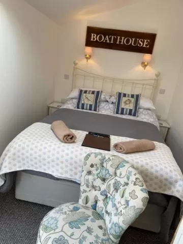 Bed in Sea and Mountain View Luxury Glamping Pods Heated