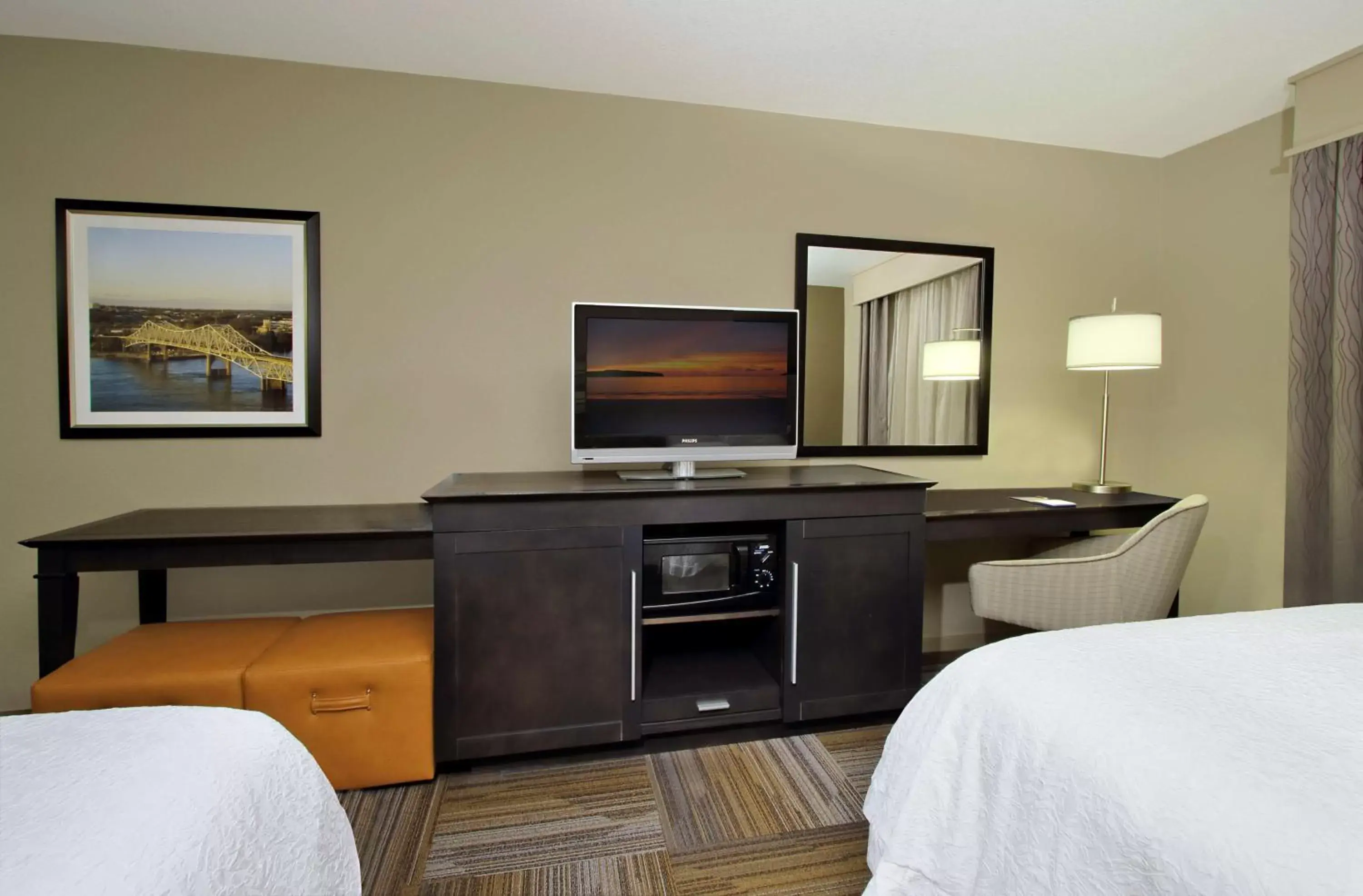 Bed, TV/Entertainment Center in Hampton Inn & Suites-Florence Downtown