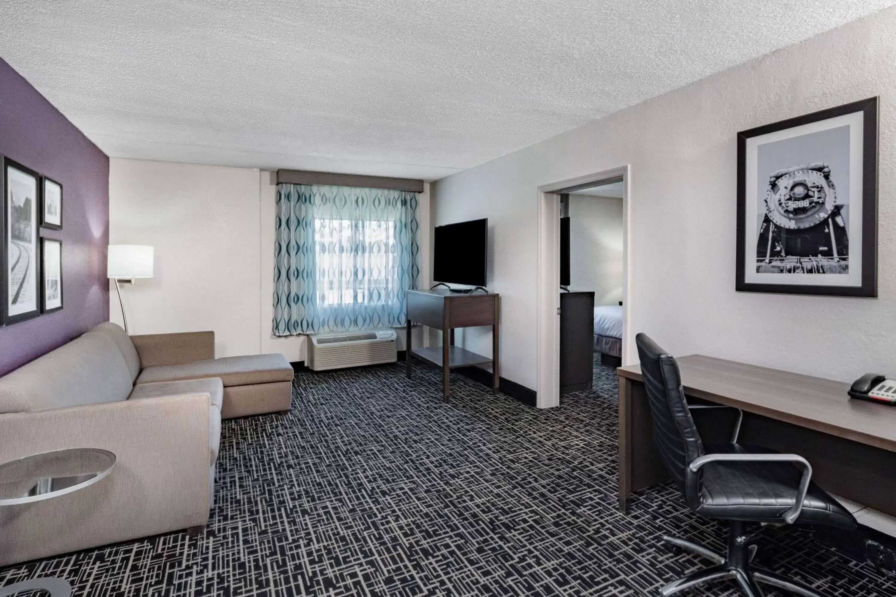 Photo of the whole room, Seating Area in La Quinta by Wyndham Chattanooga - East Ridge