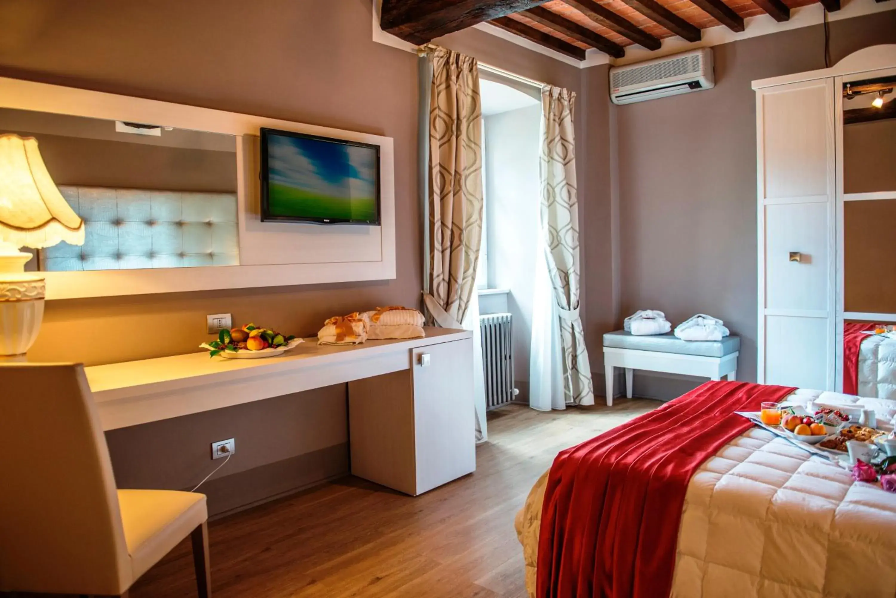 Bed, Bathroom in Cortona Resort & Spa - Villa Aurea