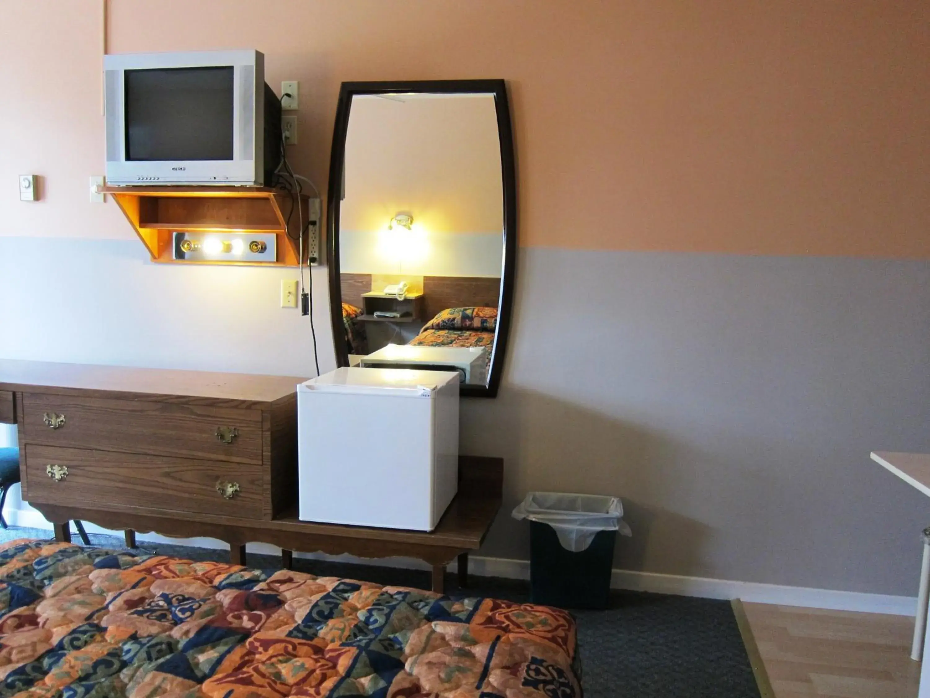 Photo of the whole room, TV/Entertainment Center in Norfolk Motel