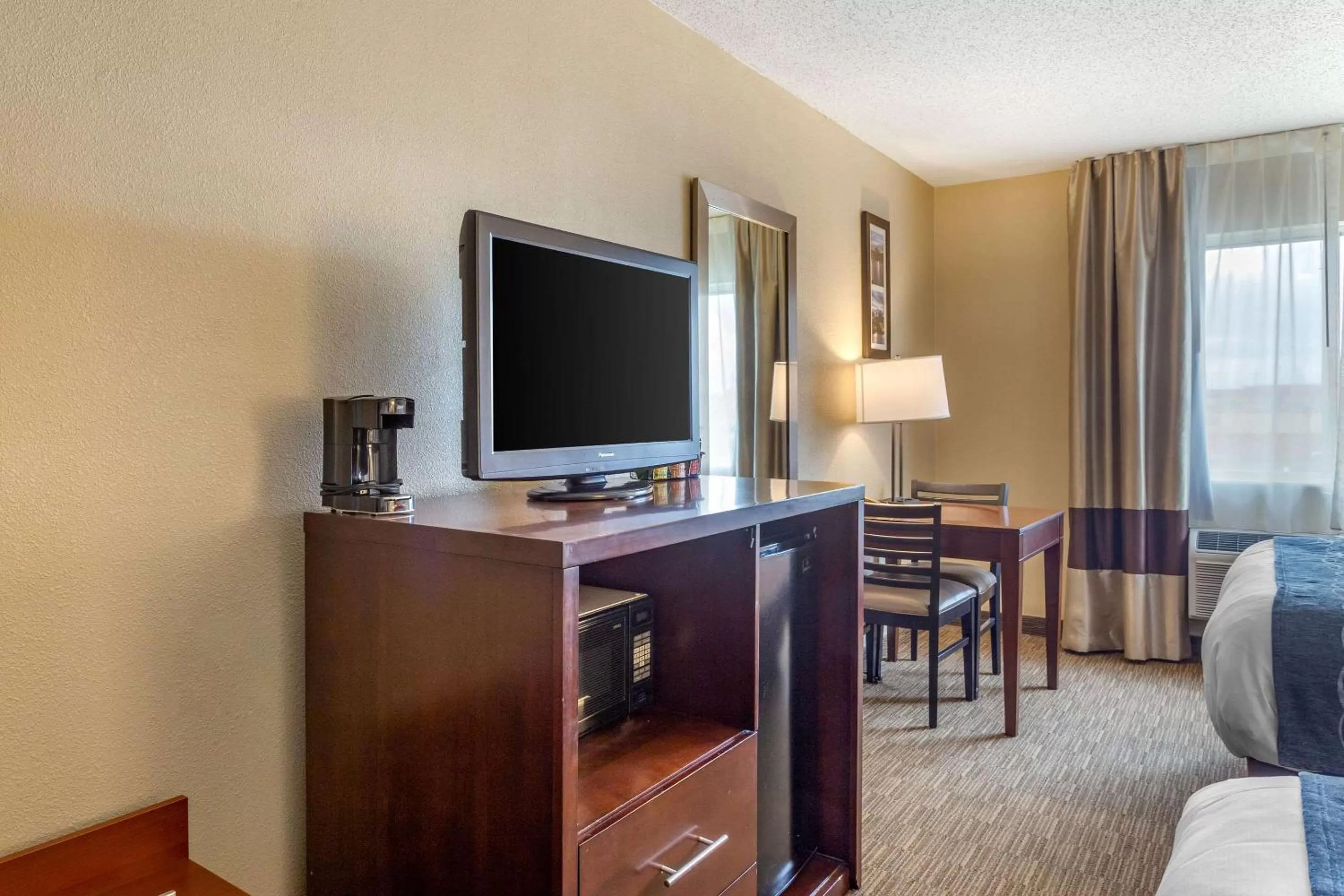 Photo of the whole room in Comfort Inn Rockford near Casino District