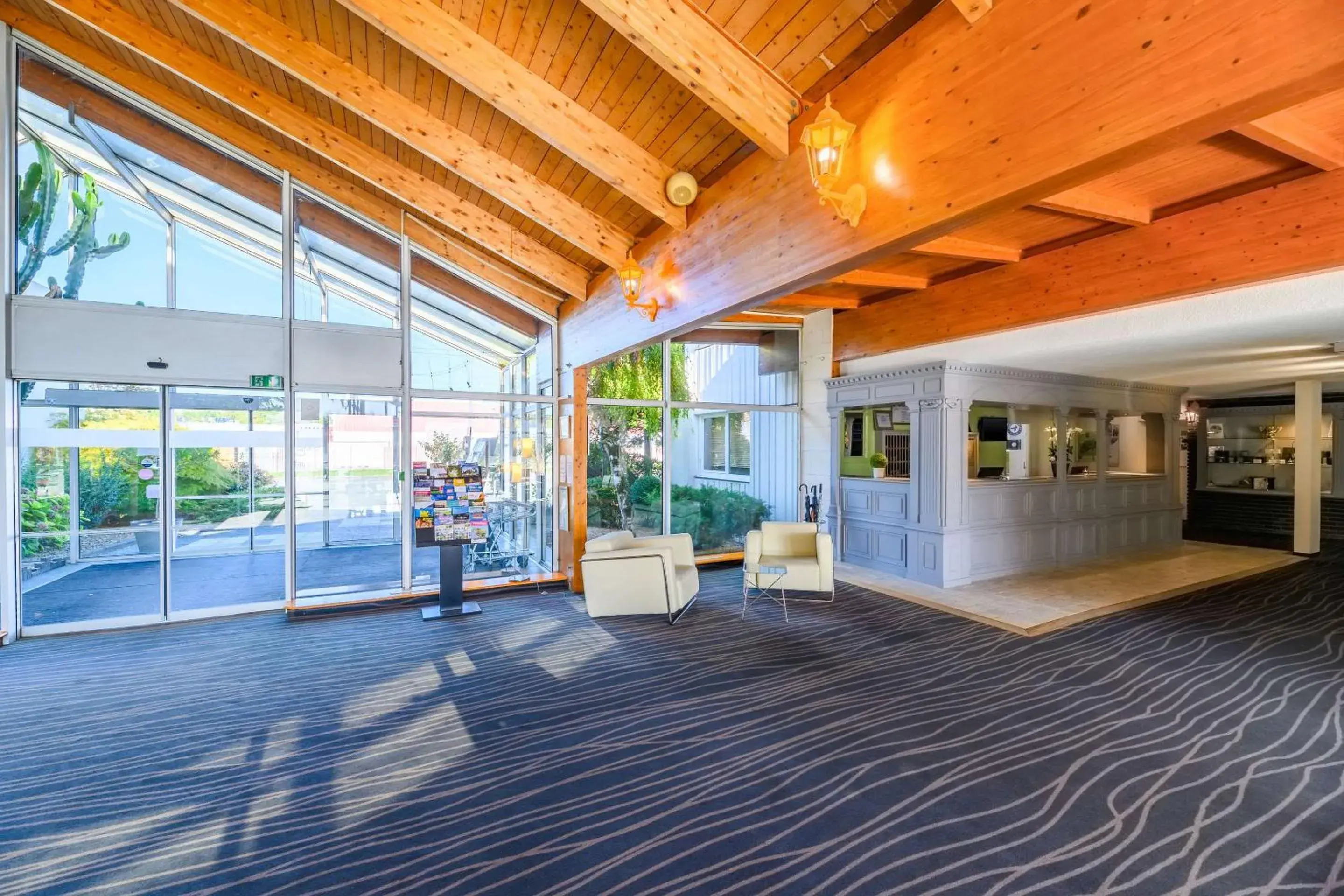 Lobby or reception, Swimming Pool in The Originals Boutique, Hotel Beauséjour - Poitiers Nord Futuroscope