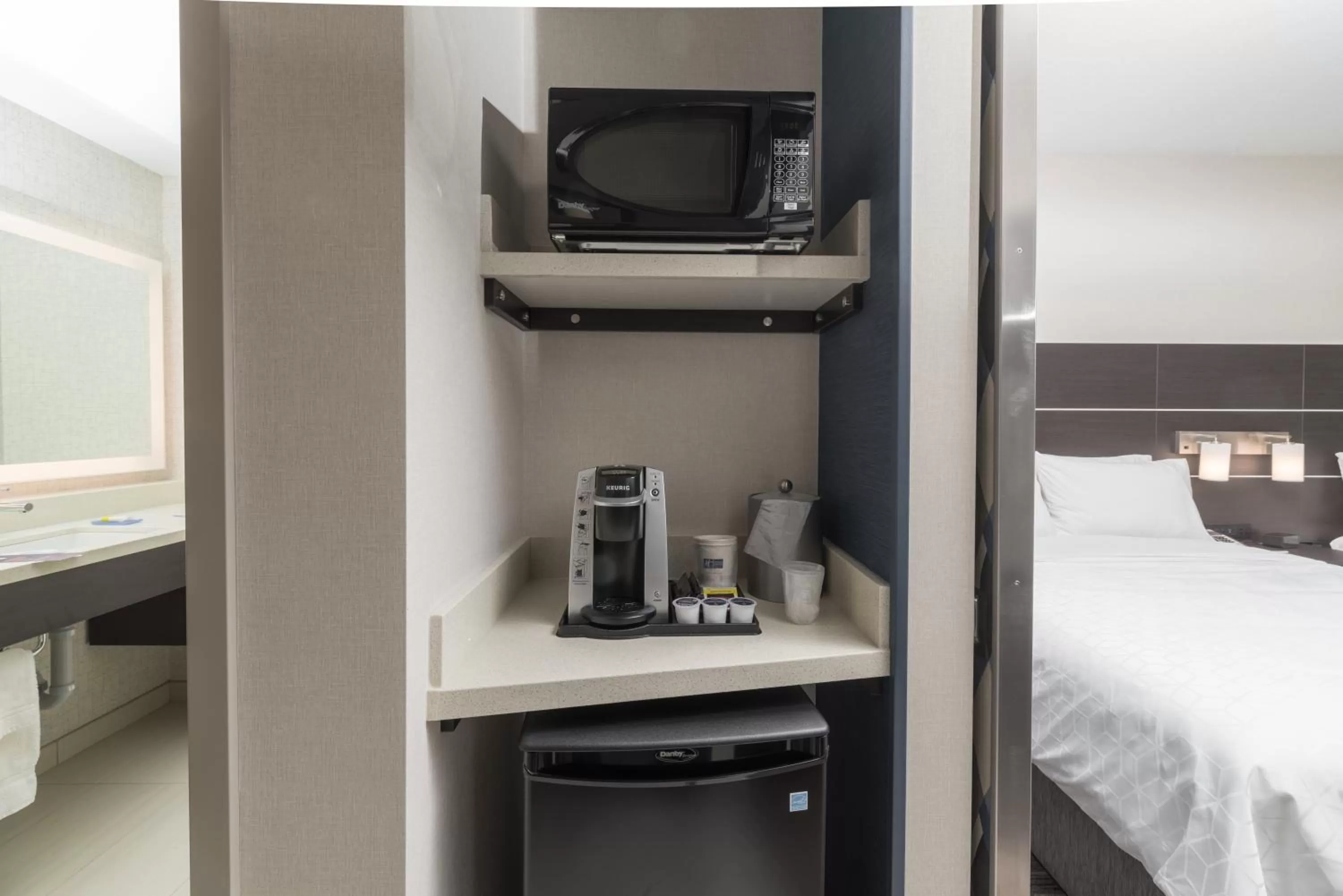 Coffee/tea facilities, Bed in Holiday Inn Express & Suites - Saskatoon East - University by IHG