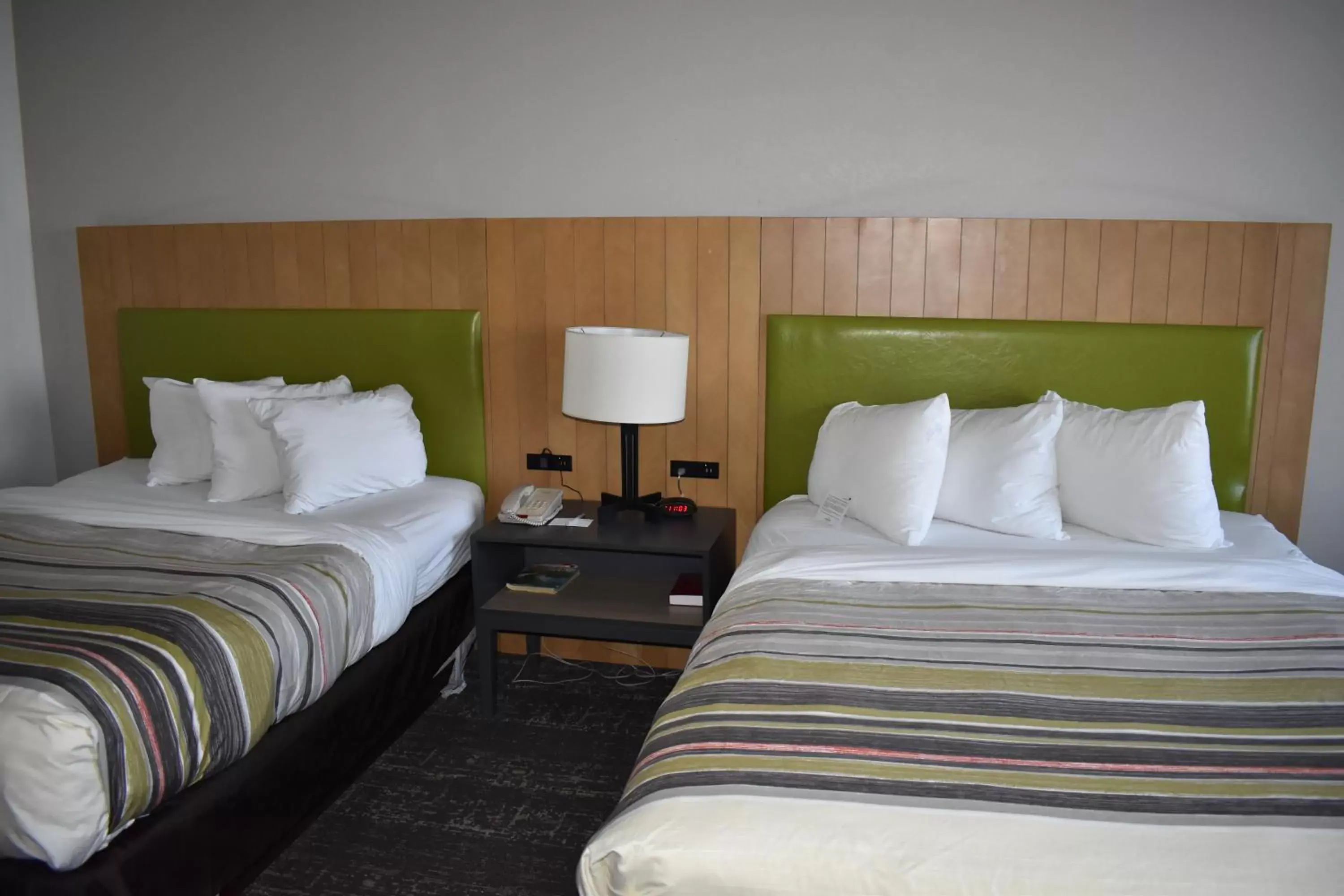 Bed in Country Inn & Suites by Radisson, Hagerstown, MD