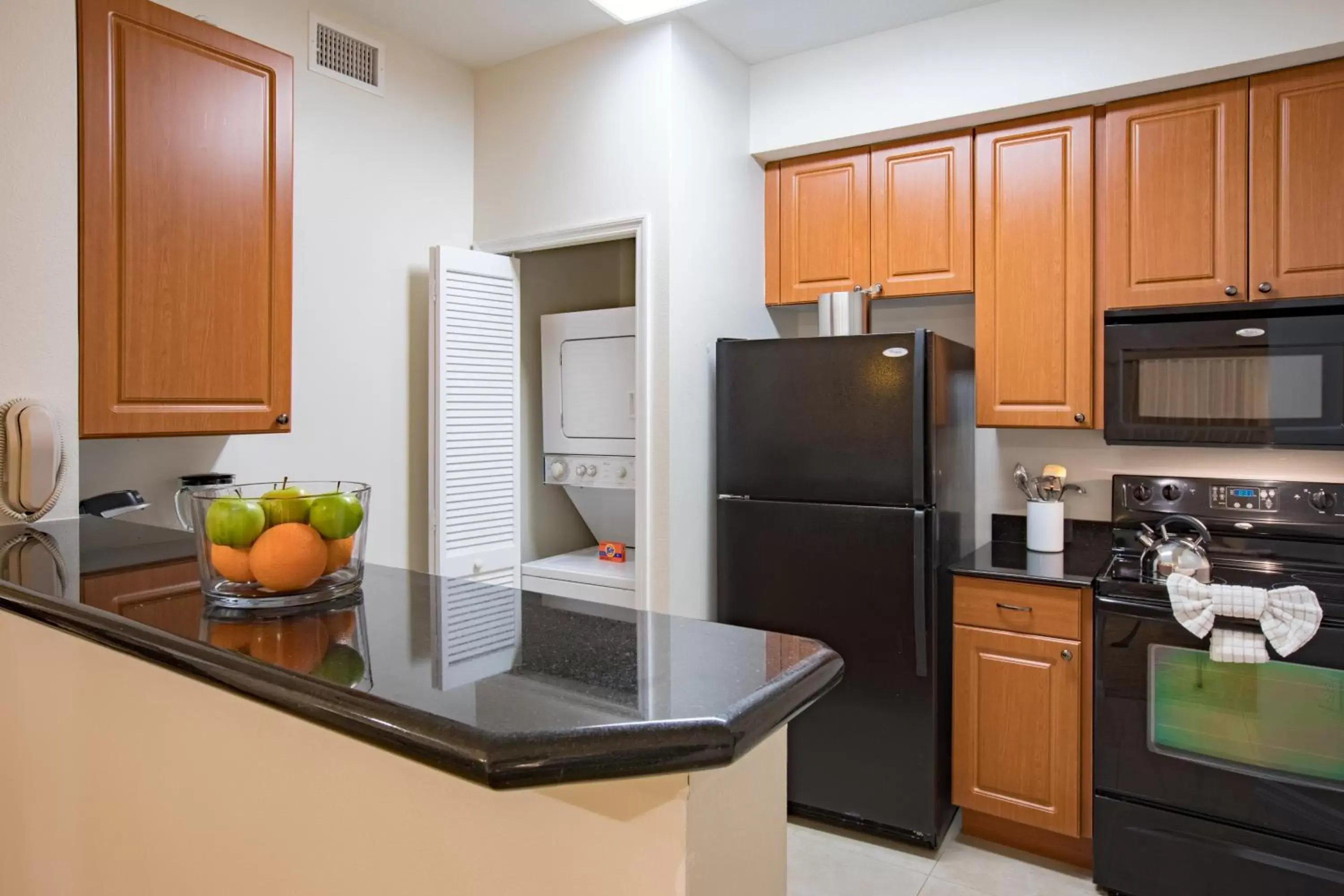 Kitchen or kitchenette, Kitchen/Kitchenette in The Point Hotel & Suites Universal