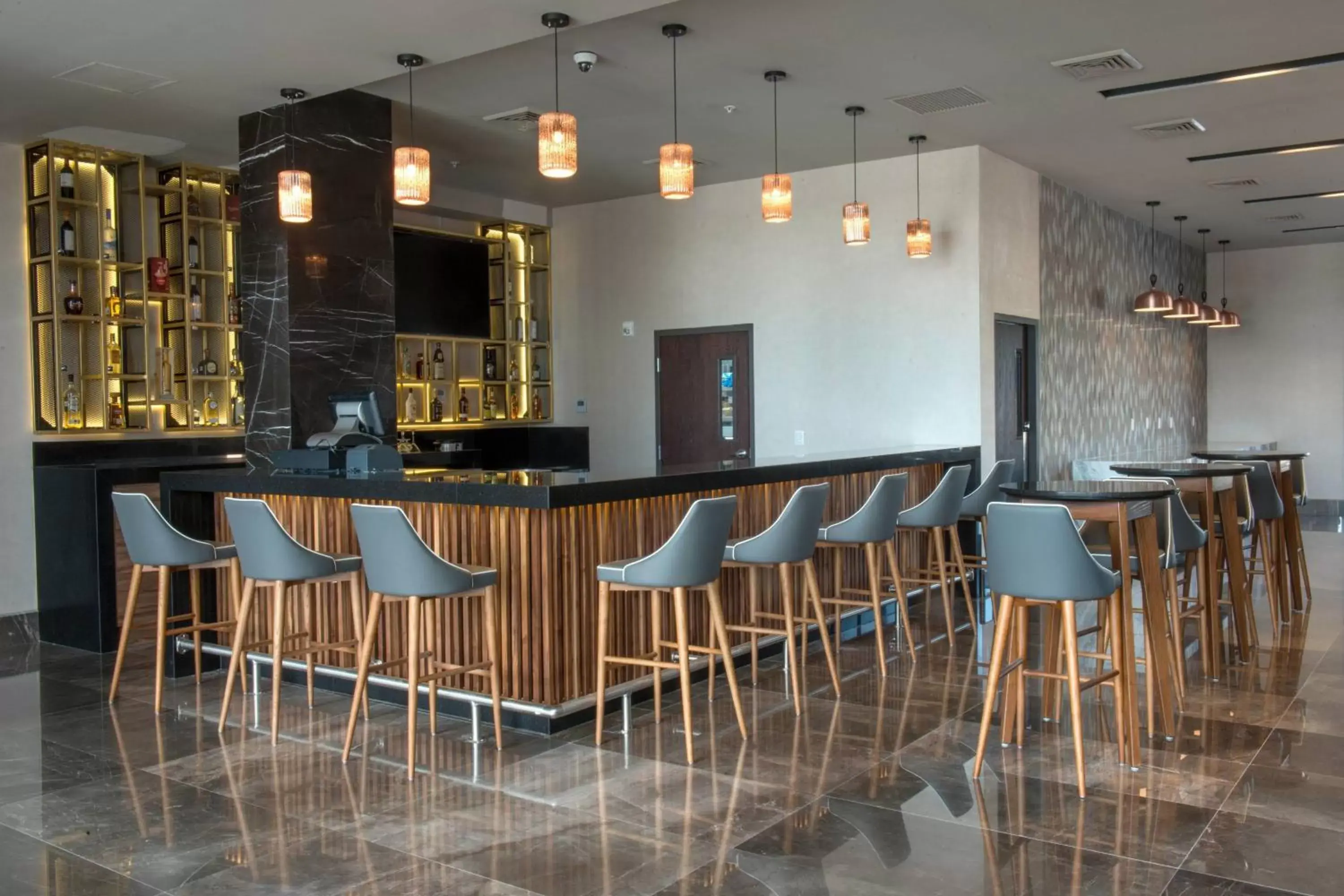 Restaurant/places to eat, Lounge/Bar in Courtyard by Marriott San Luis Potosi, Los Lagos
