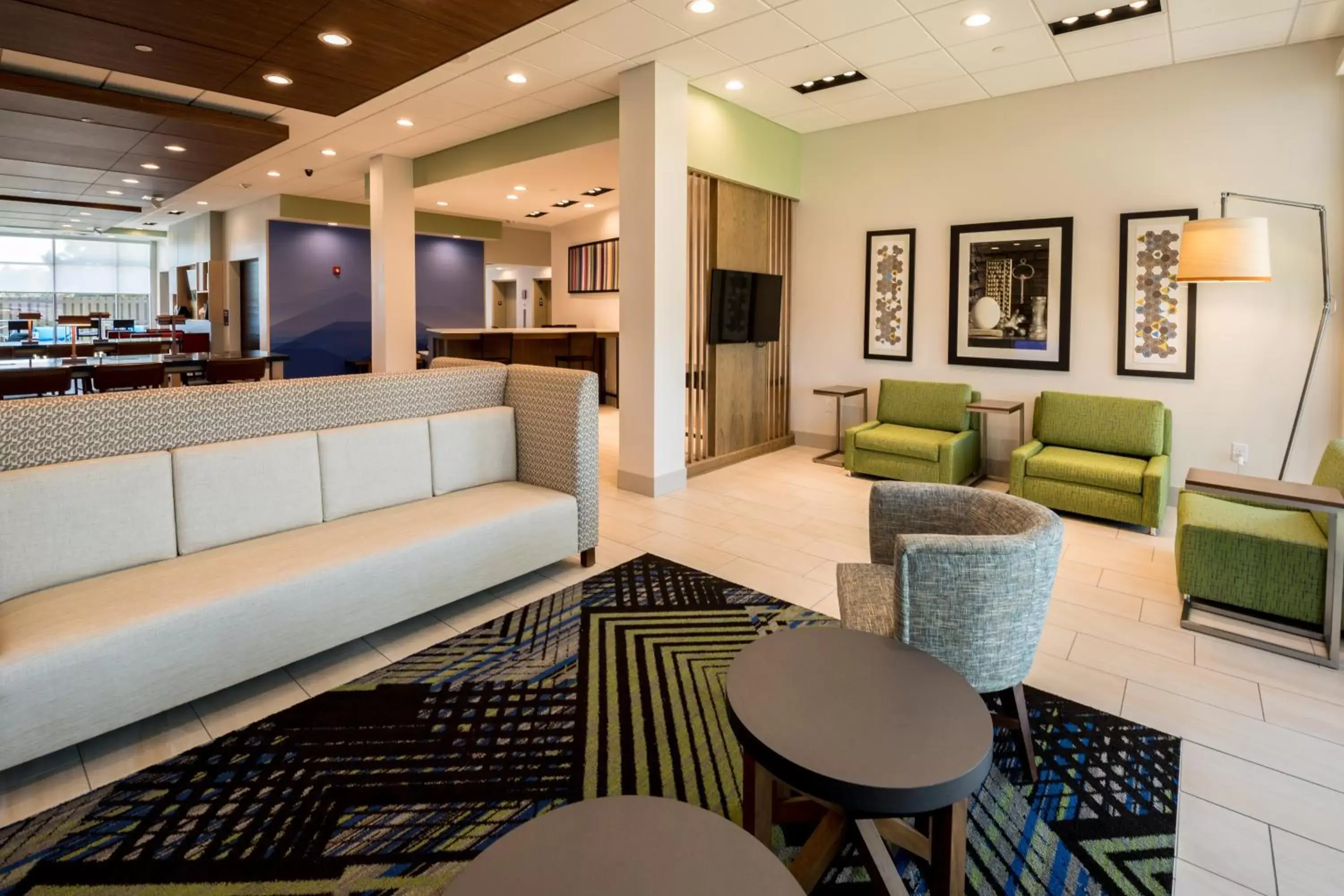 Lobby or reception, Lounge/Bar in Holiday Inn Express - North Augusta South Carolina, an IHG Hotel
