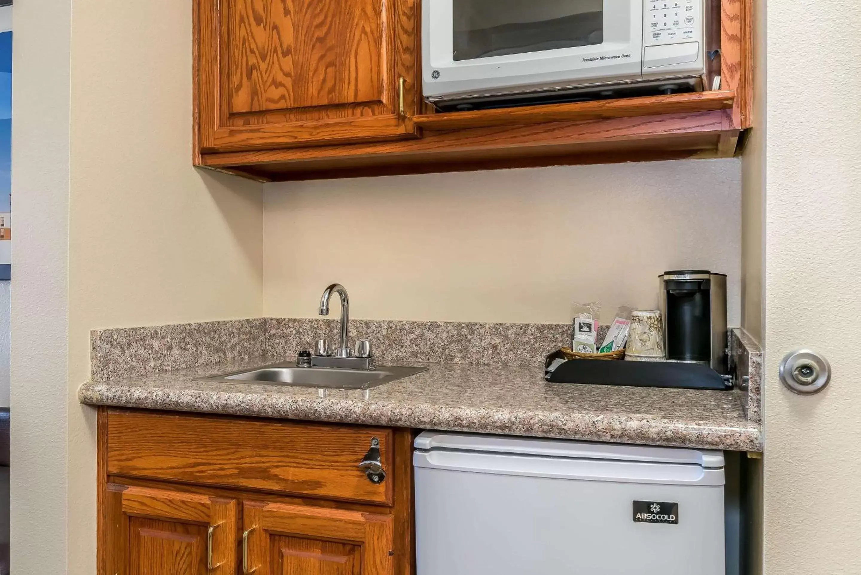 Photo of the whole room, Kitchen/Kitchenette in Comfort Suites Springfield