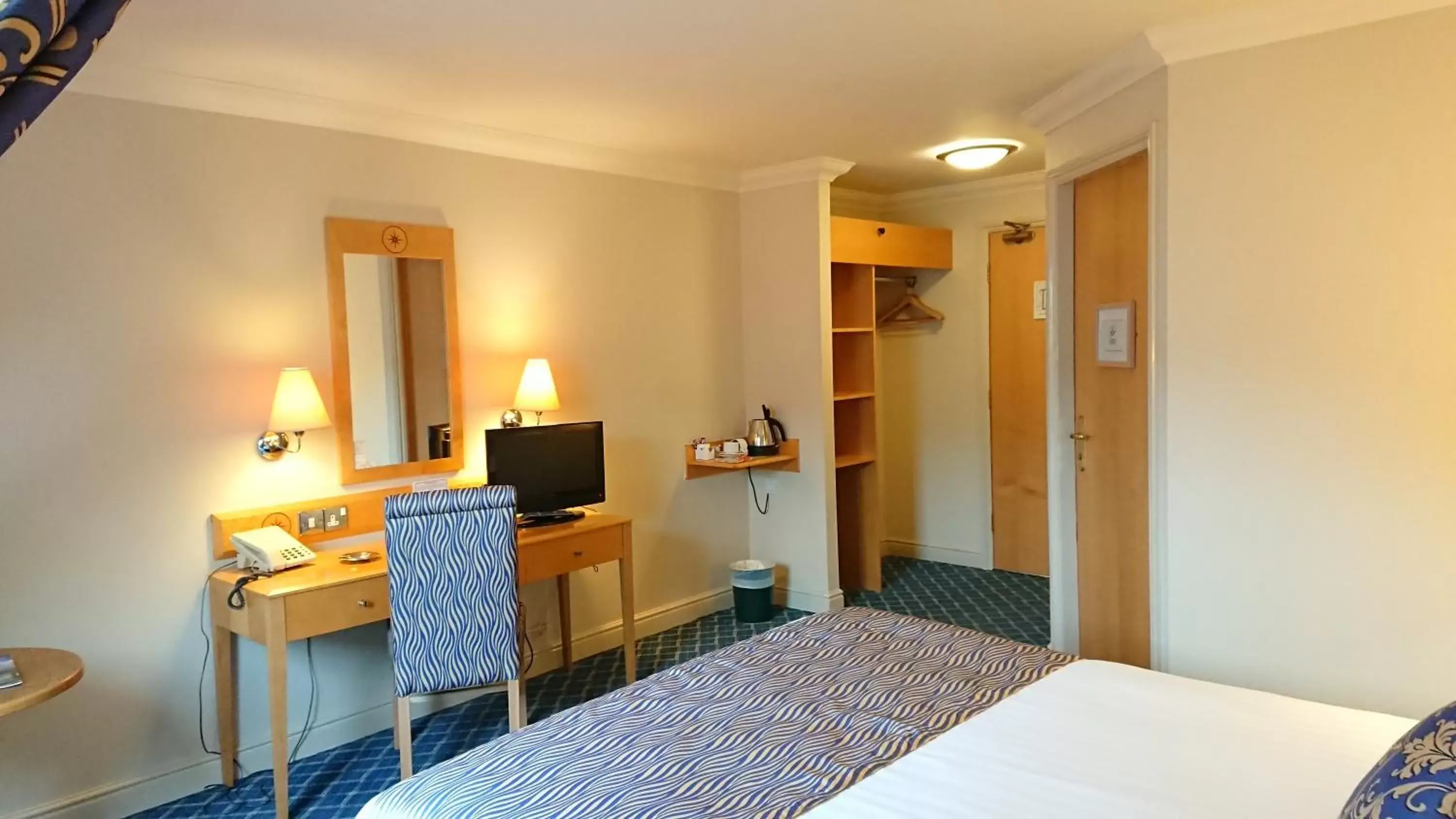 Standard Double Room - Smoking in The Queens Hotel Standard Double Room - Smoking in The Queens Hotel