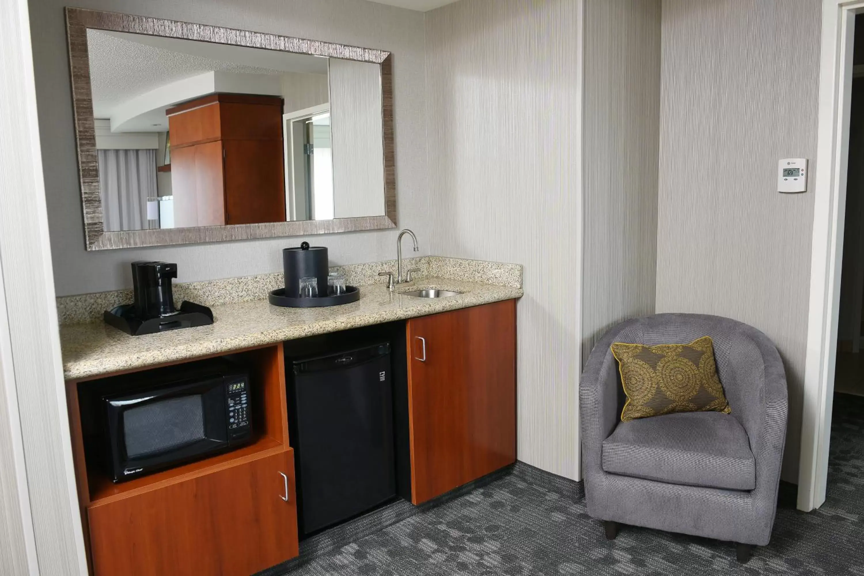 Bedroom, Kitchen/Kitchenette in Courtyard By Marriott Sioux Falls