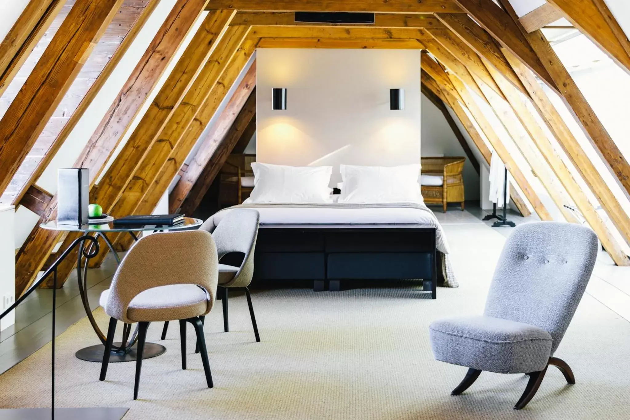 Living room, Bed in The Dylan Amsterdam - The Leading Hotels of the World