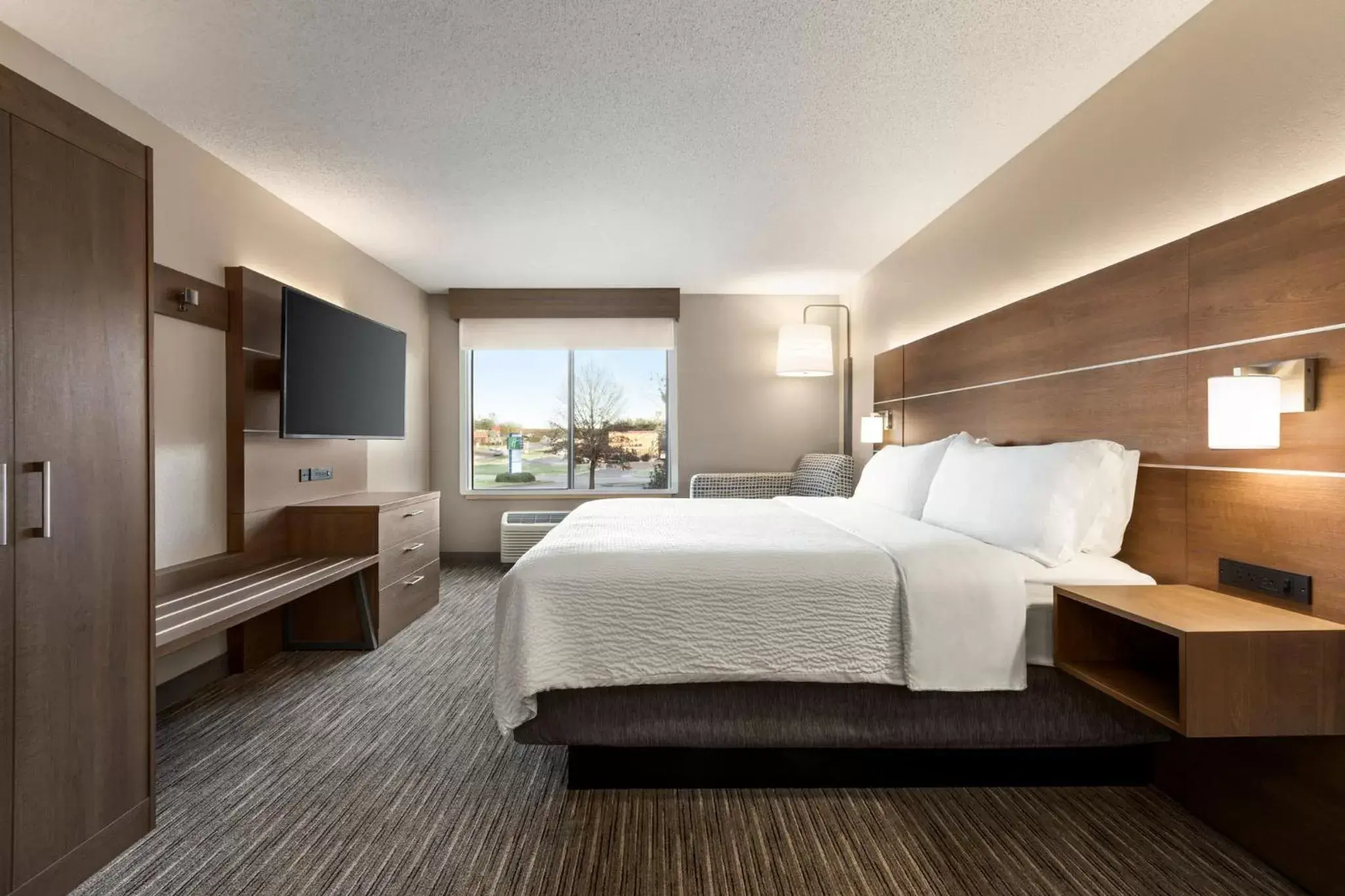 Bedroom, Bed in Holiday Inn Express Hotel & Suites Anniston/Oxford, an IHG Hotel