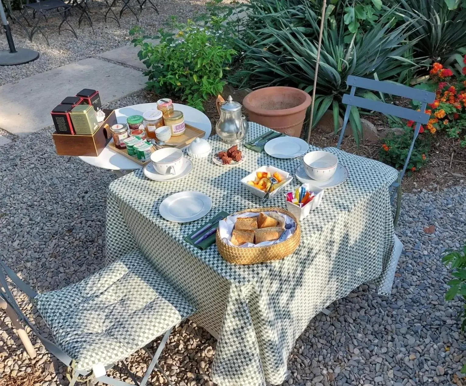 Breakfast in La villa des Amandiers