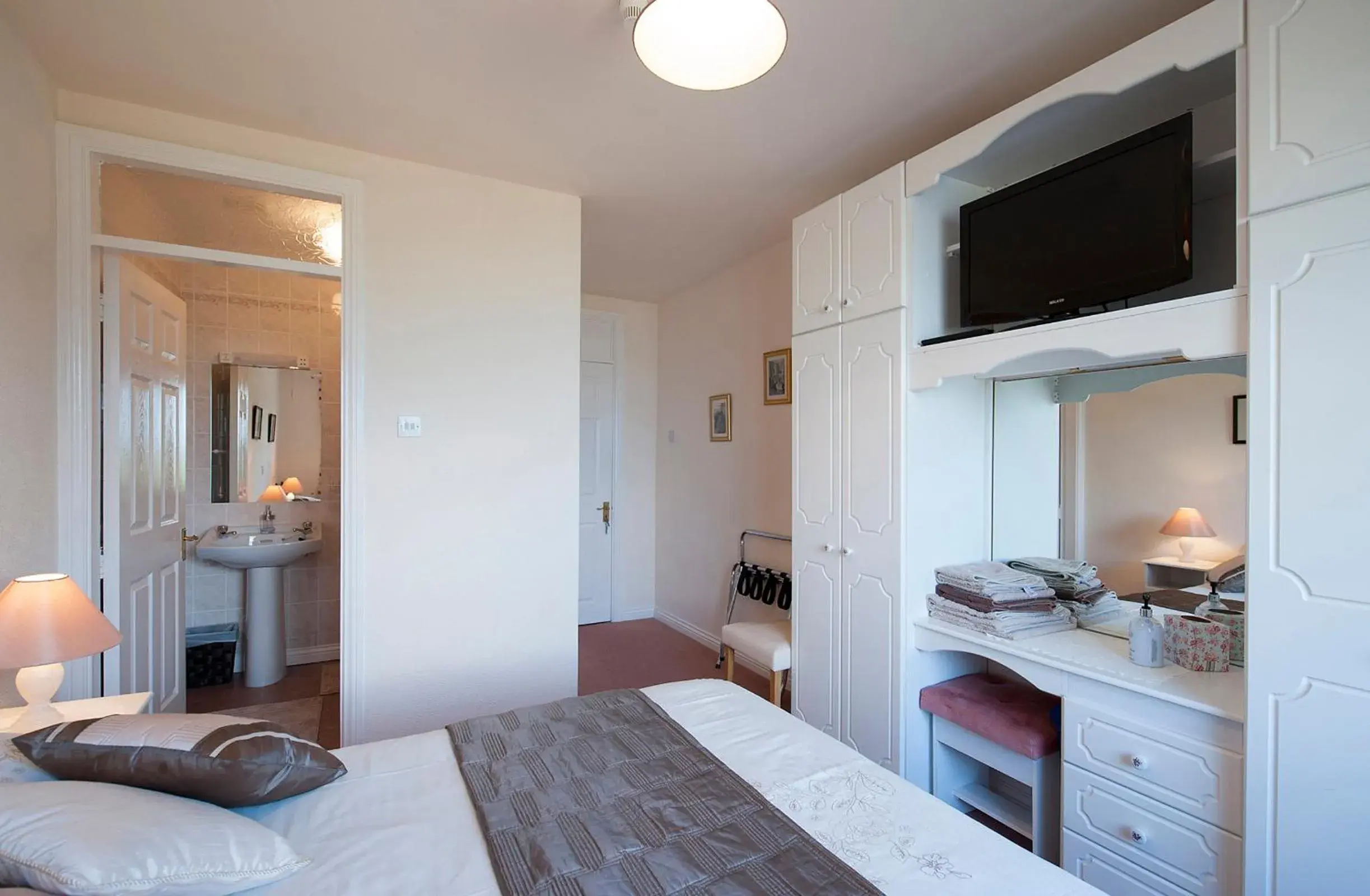 Shower, TV/Entertainment Center in The Waterfront House Country Home