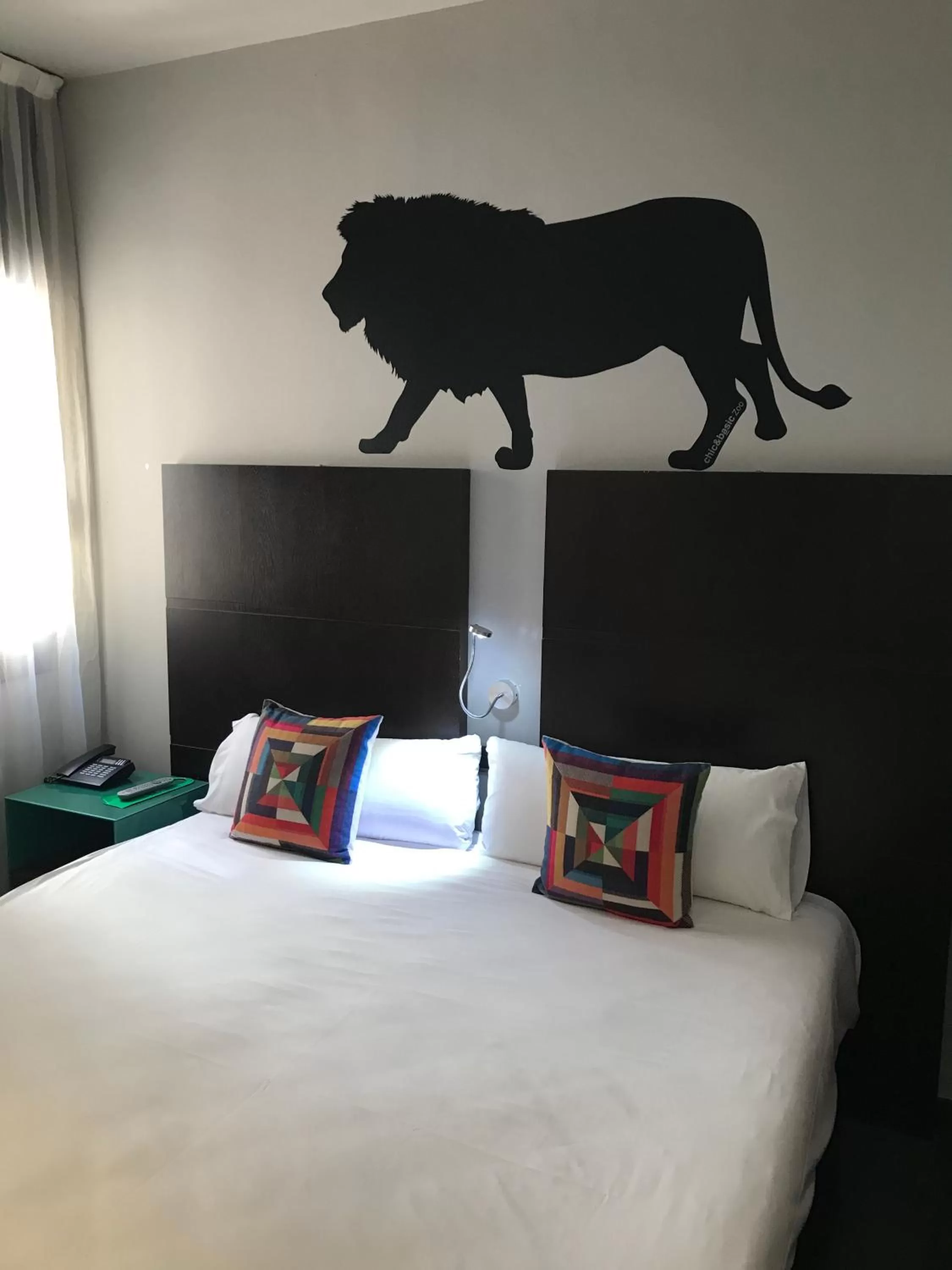 Bedroom, Bed in Chic & Basic Zoo