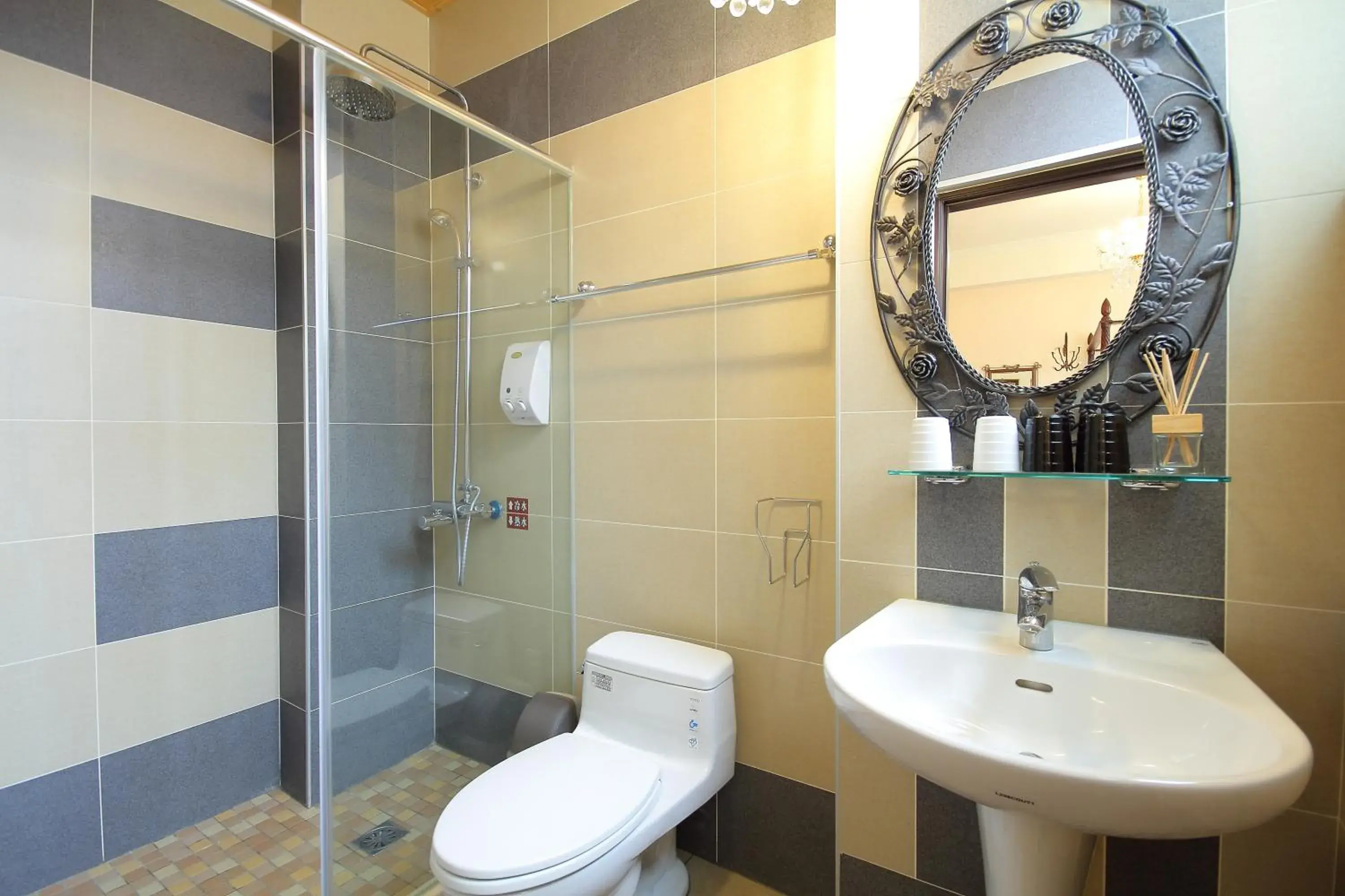 Shower, Bathroom in Hualien Paris Home B&B