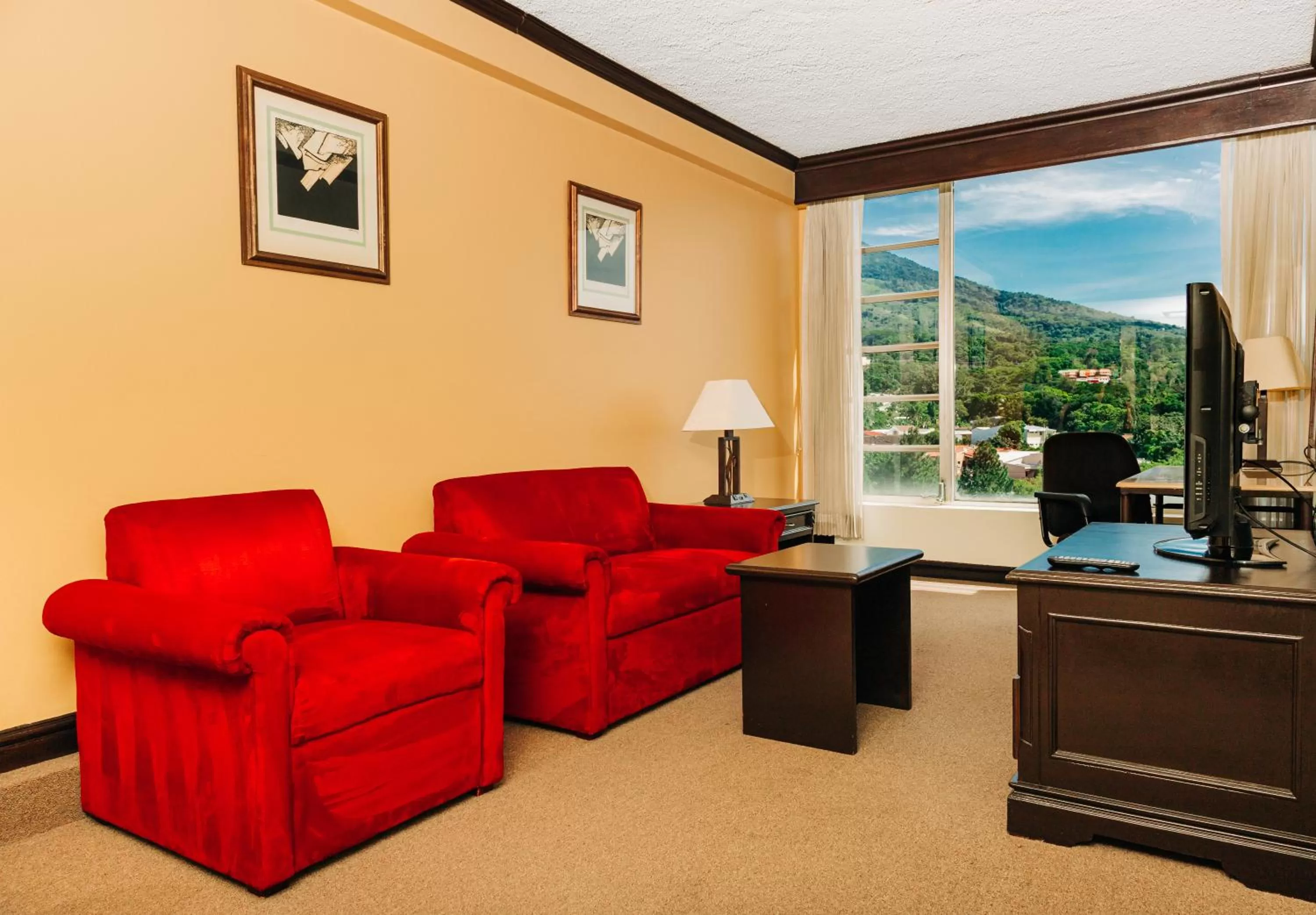 Living room in Plaza Hotel and Suites