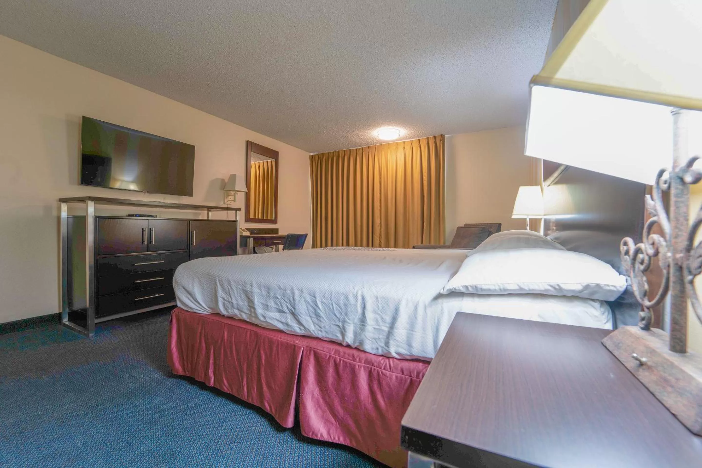 Bedroom, Bed in Royal Plaza Inn