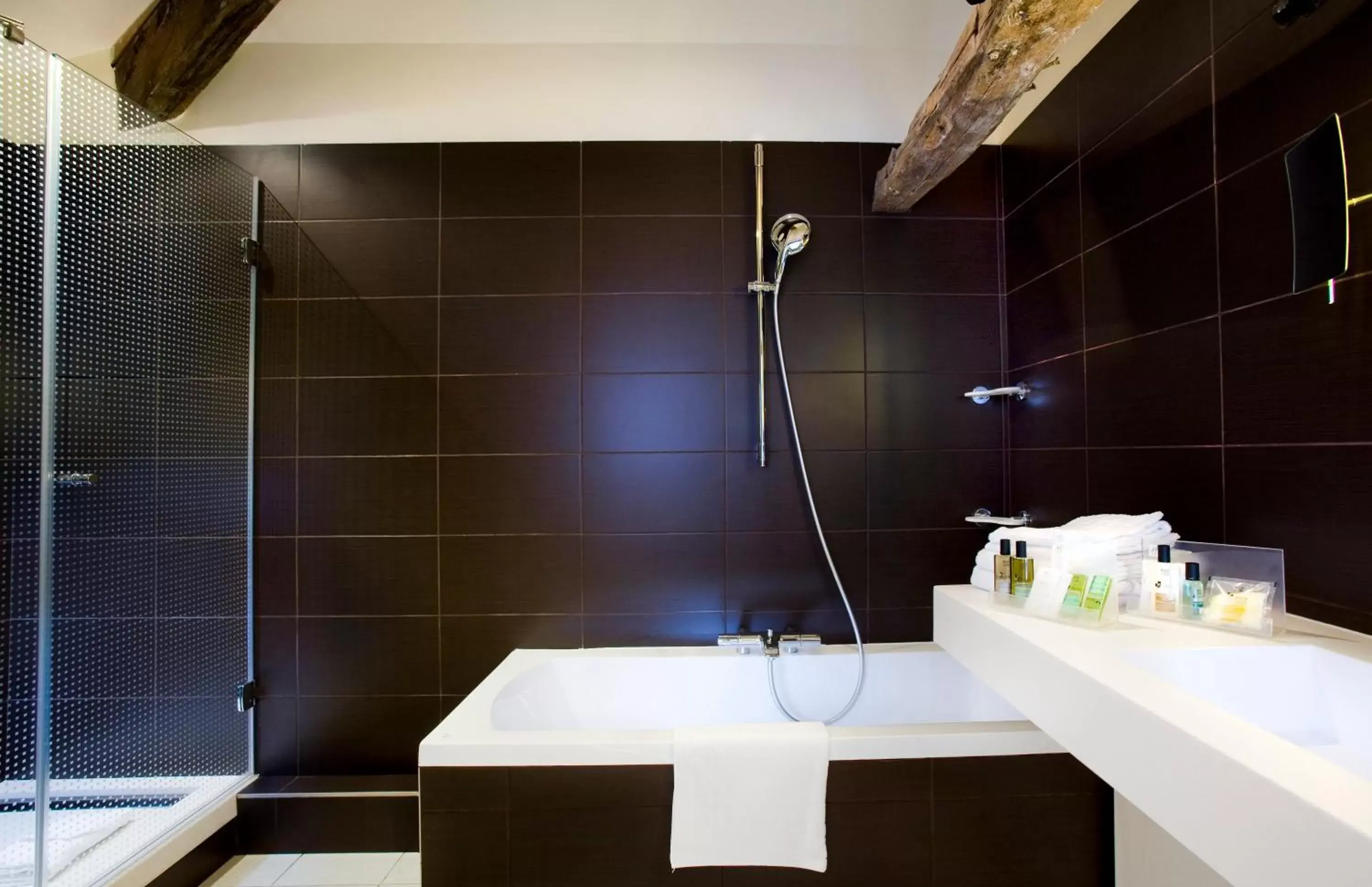 Photo of the whole room, Bathroom in Holiday Inn Paris Opéra - Grands Boulevards, an IHG Hotel