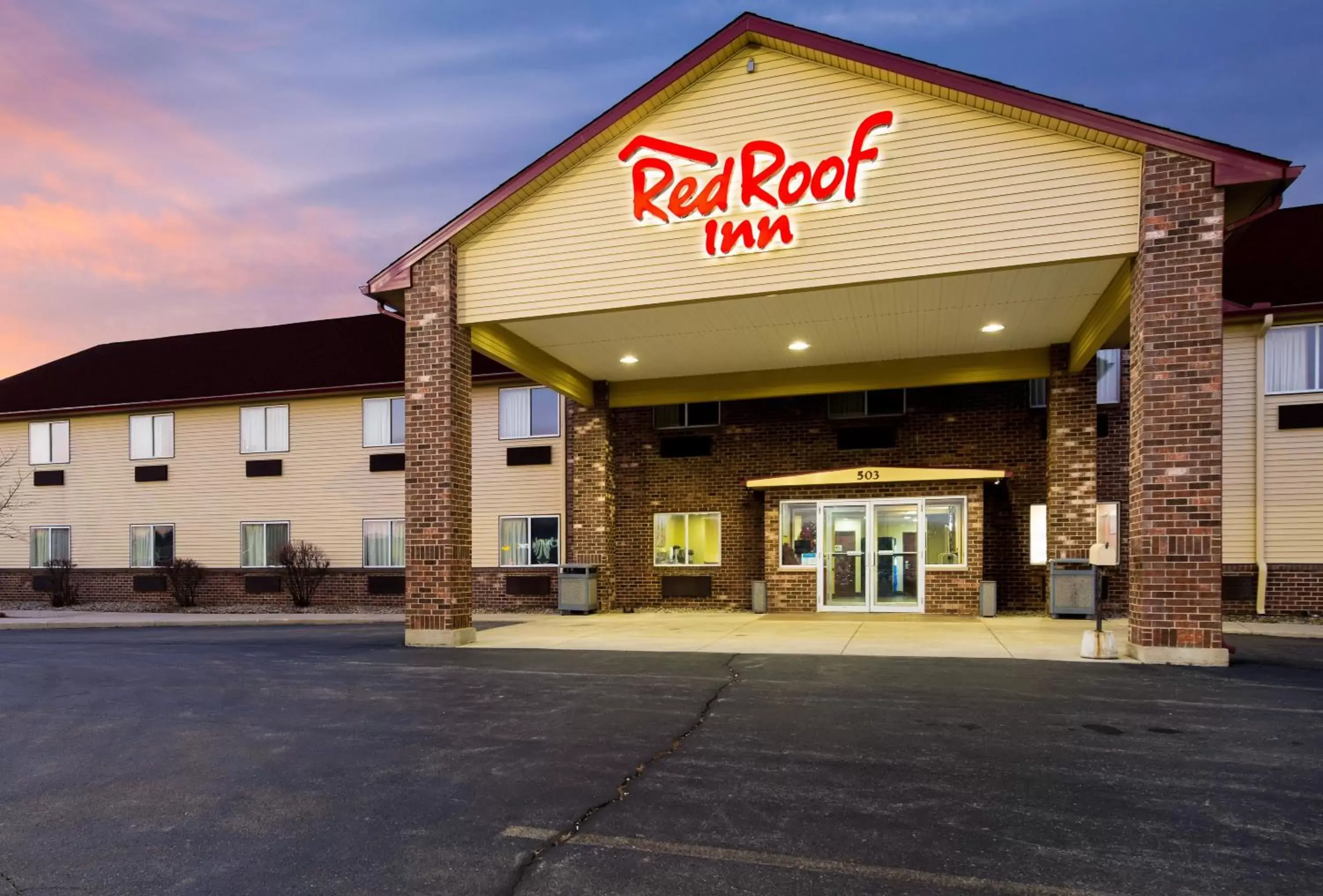 Facade/Entrance in Red Roof Inn Auburn