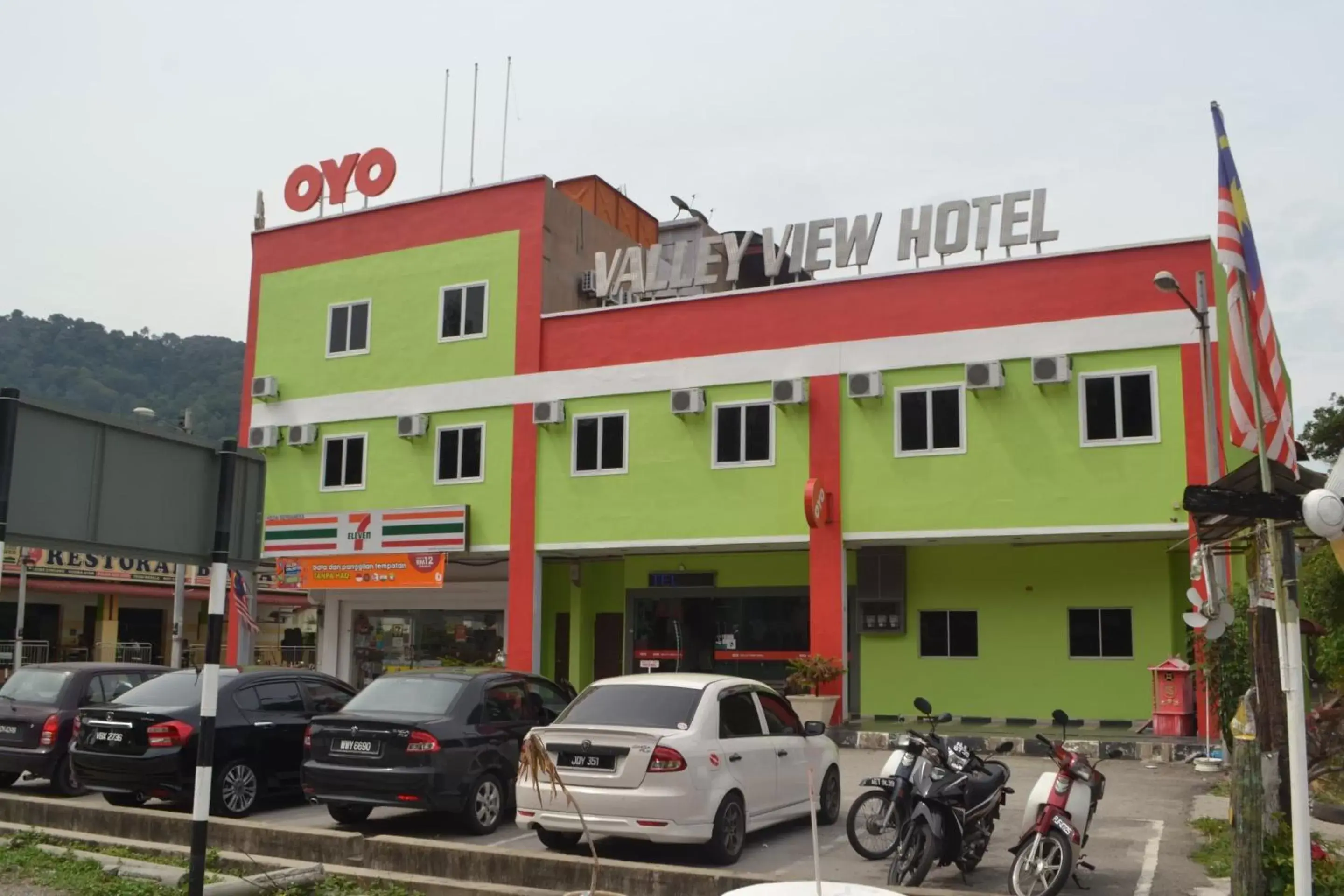 Facade/entrance, Property Building in Super OYO 44088 Valley View Hotel