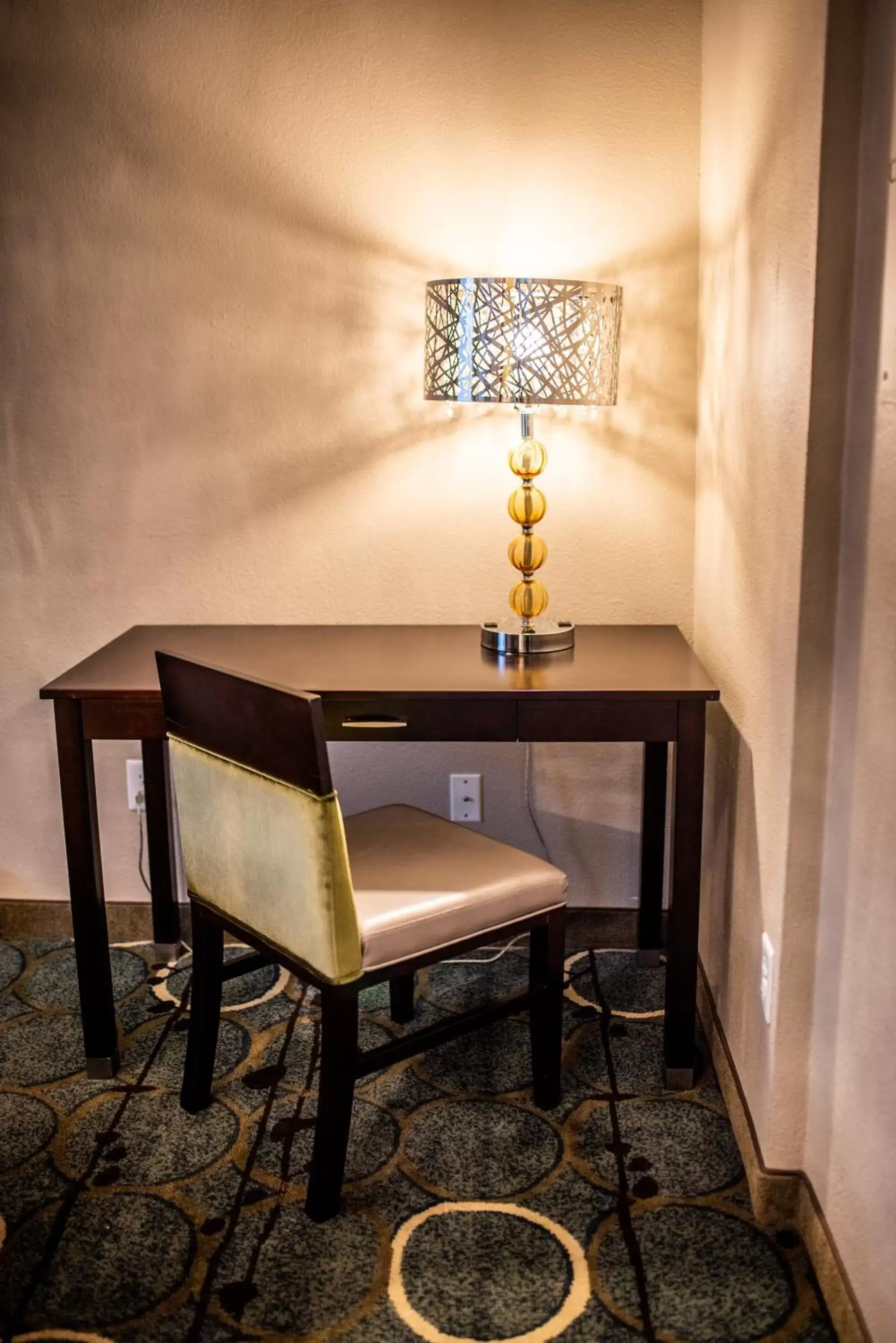 Bedroom, Seating Area in Gateway Inn and Suites