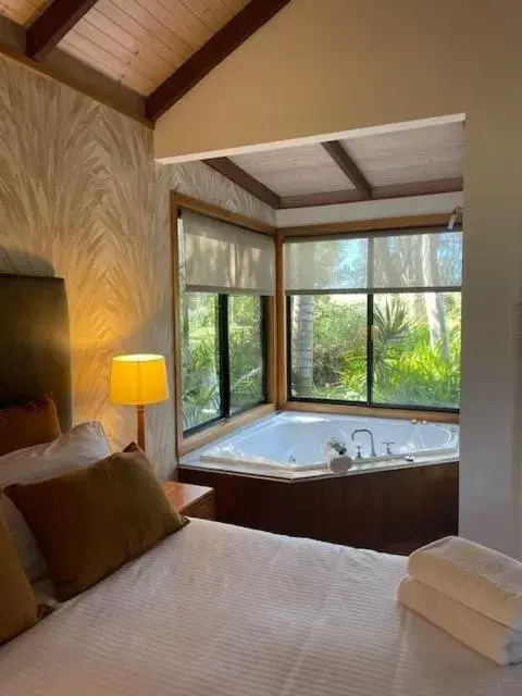 Bed in Lake Weyba Cottages Noosa