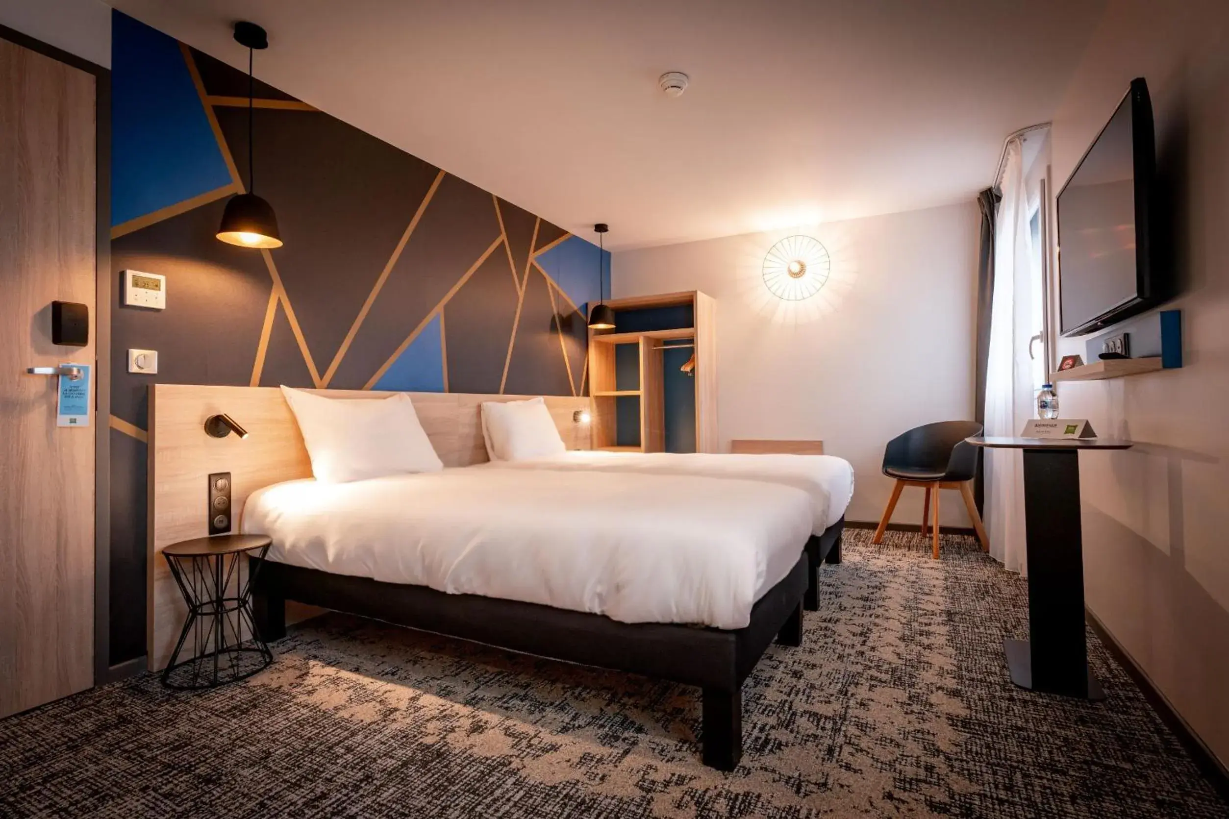 Bedroom, Bed in ibis Styles Valenciennes Petite Foret
