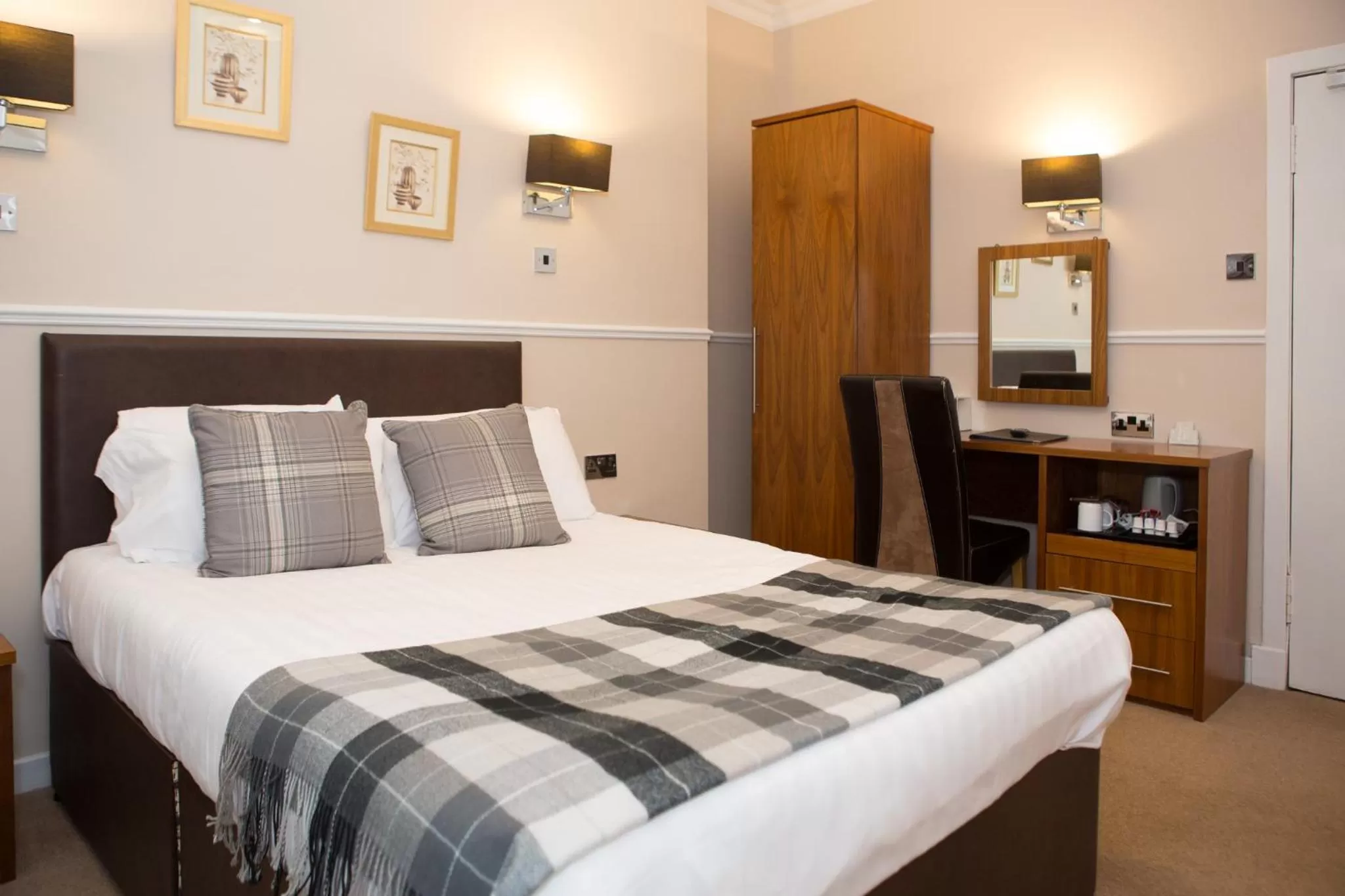 Bedroom, Bed in Kelvingrove Hotel - Sauchiehall St