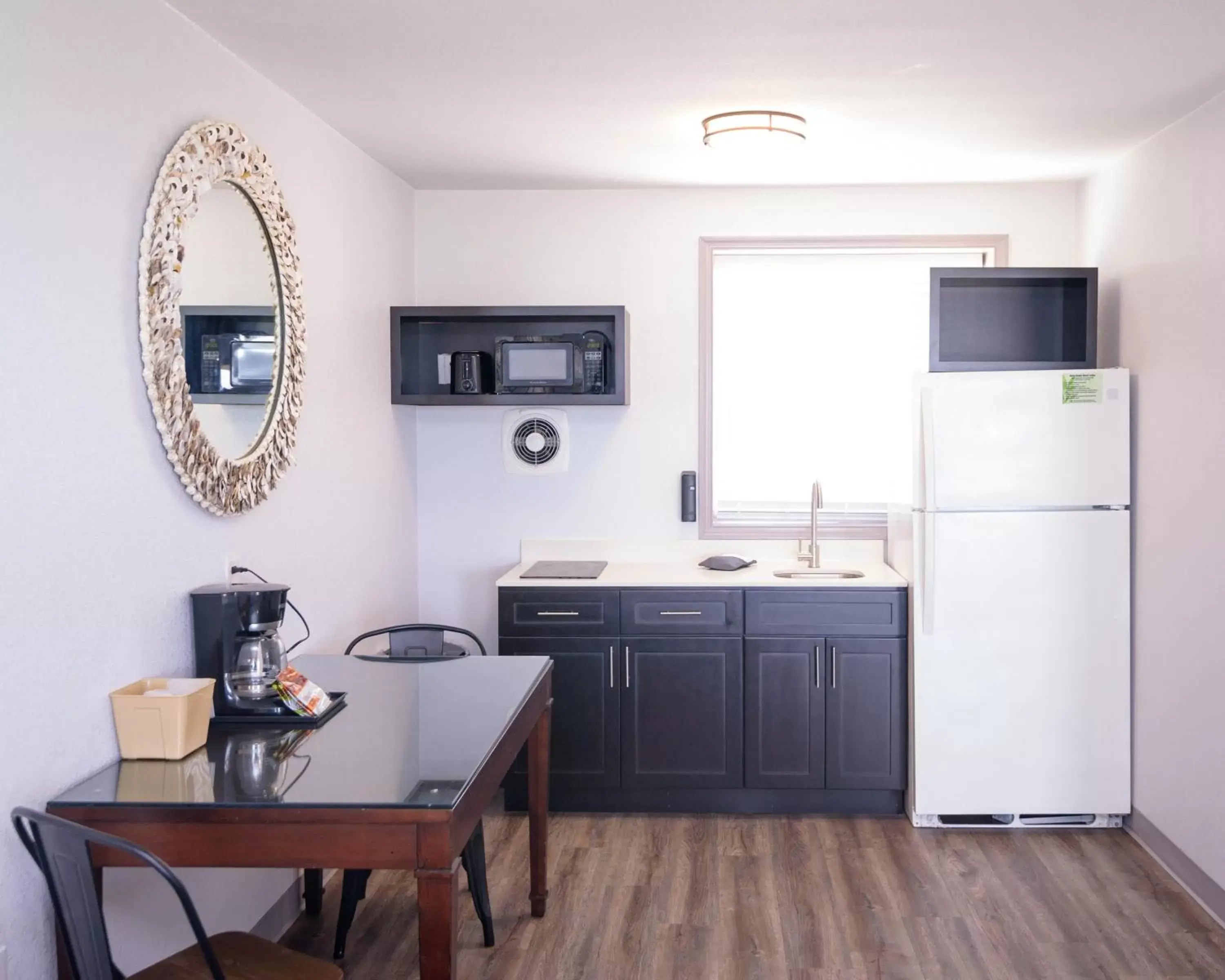 Kitchen/Kitchenette in Outer Banks Motor Lodge