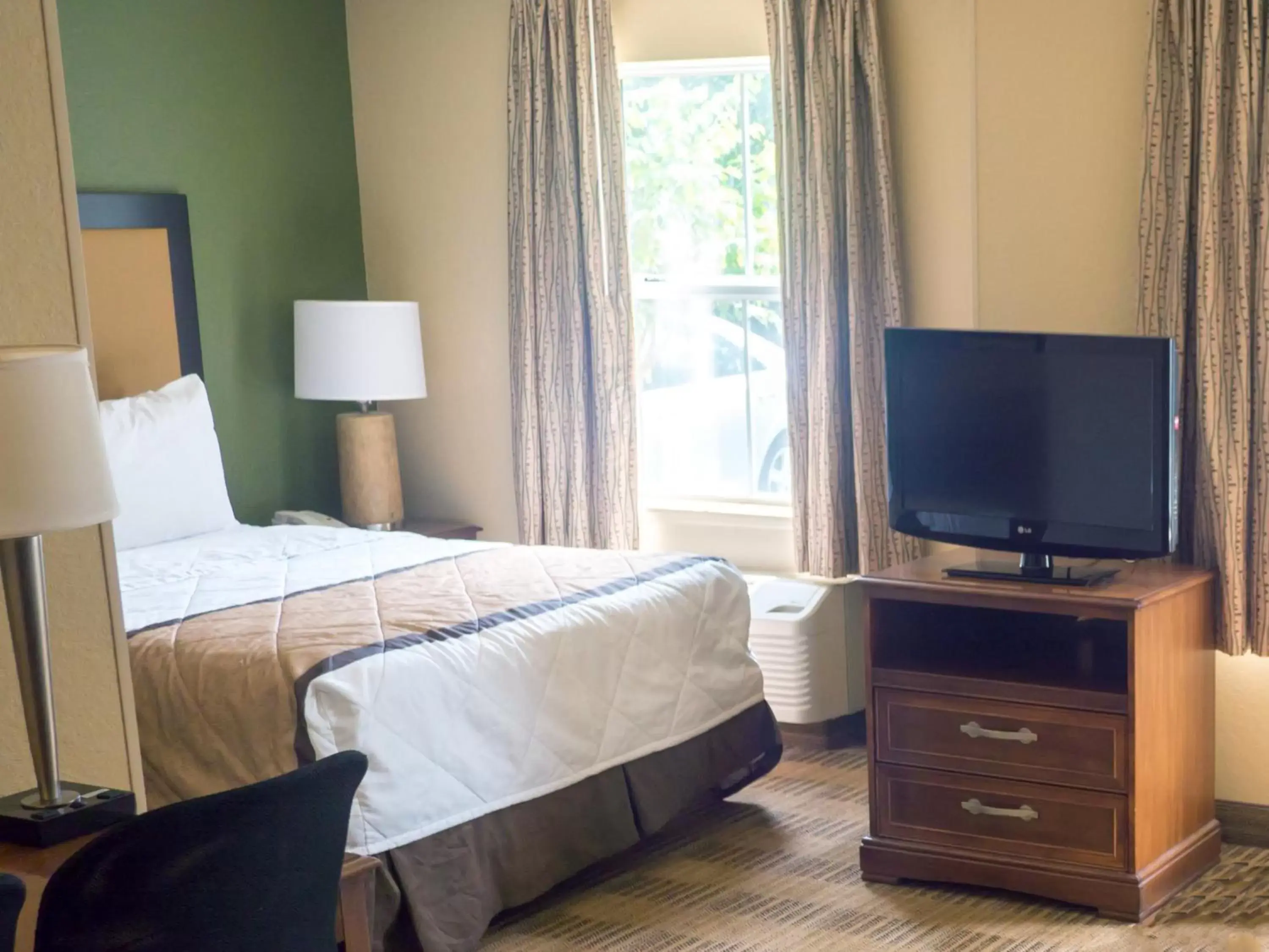 Bed, TV/Entertainment Center in Extended Stay America Suites - Detroit - Novi - Orchard Hill Place