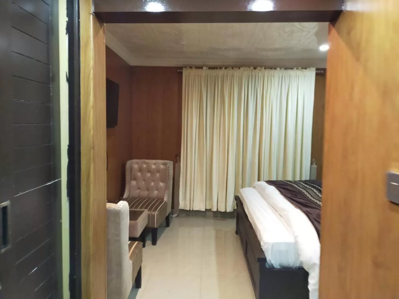 Bedroom, Bed in Shagufta Hotel Murree