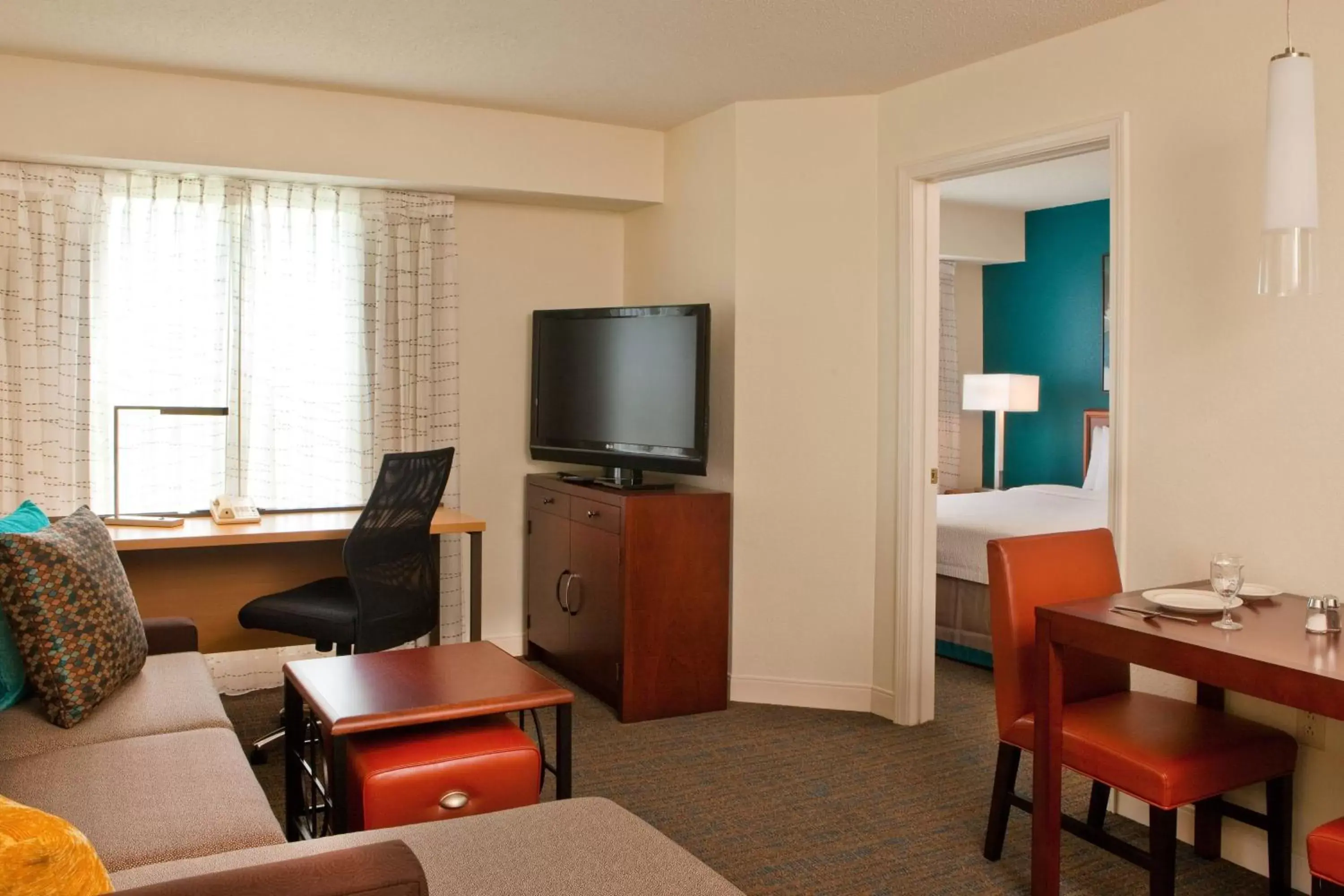 Bedroom, TV/Entertainment Center in Residence Inn Hartford Manchester