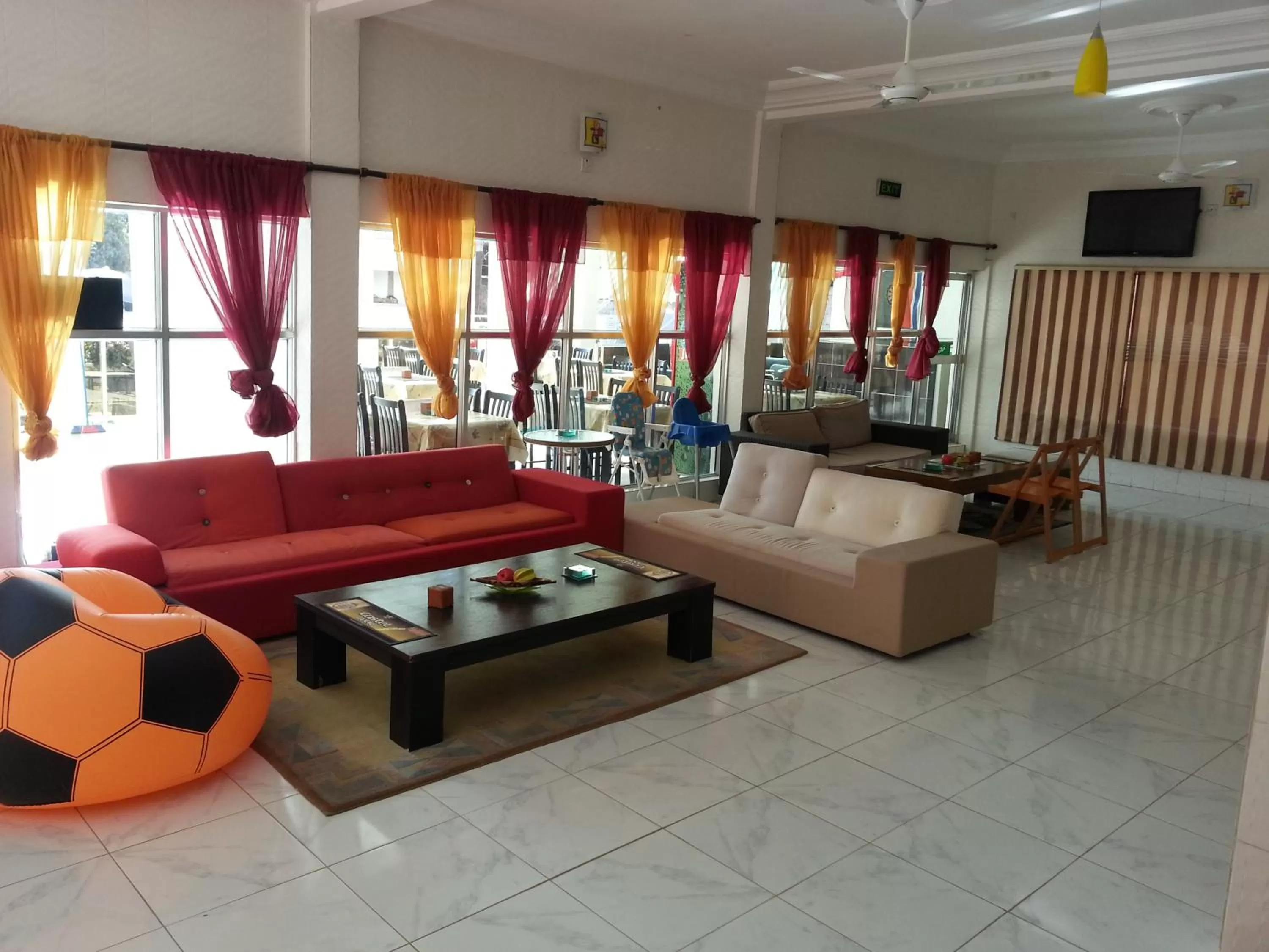 Communal lounge/ TV room in Woodpecker Resort Hotel