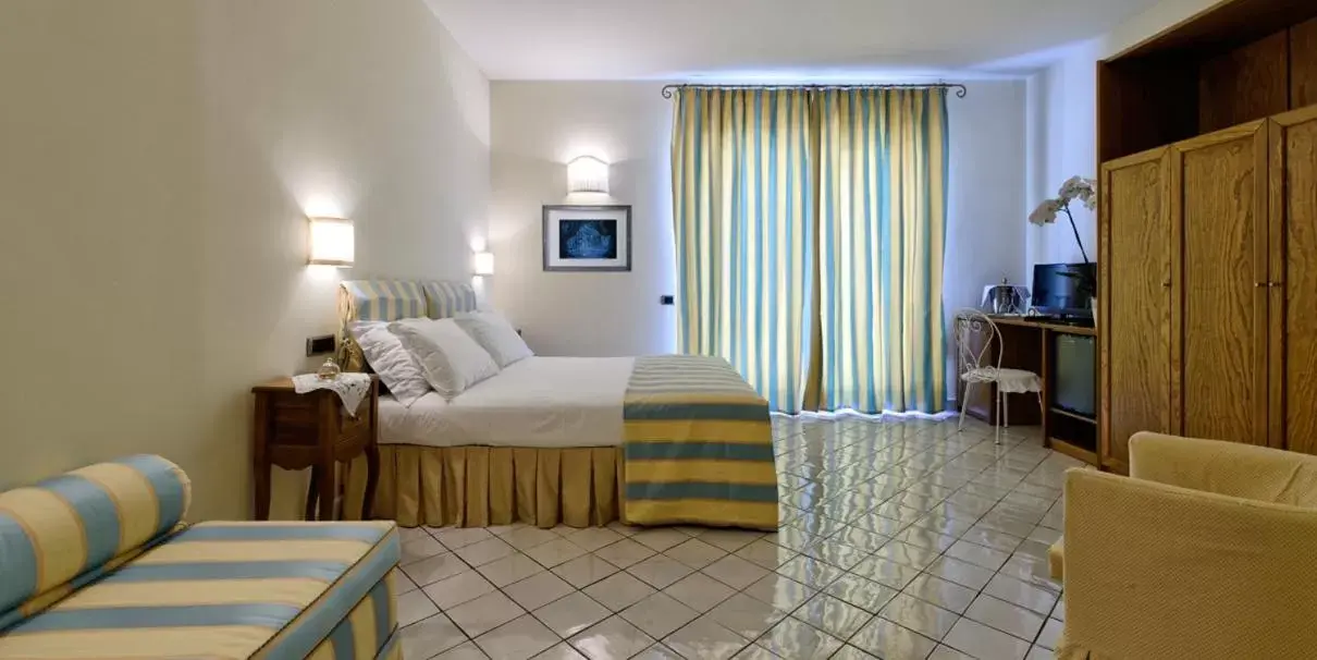 Shower, Bed in Hotel Villa Poseidon & Events