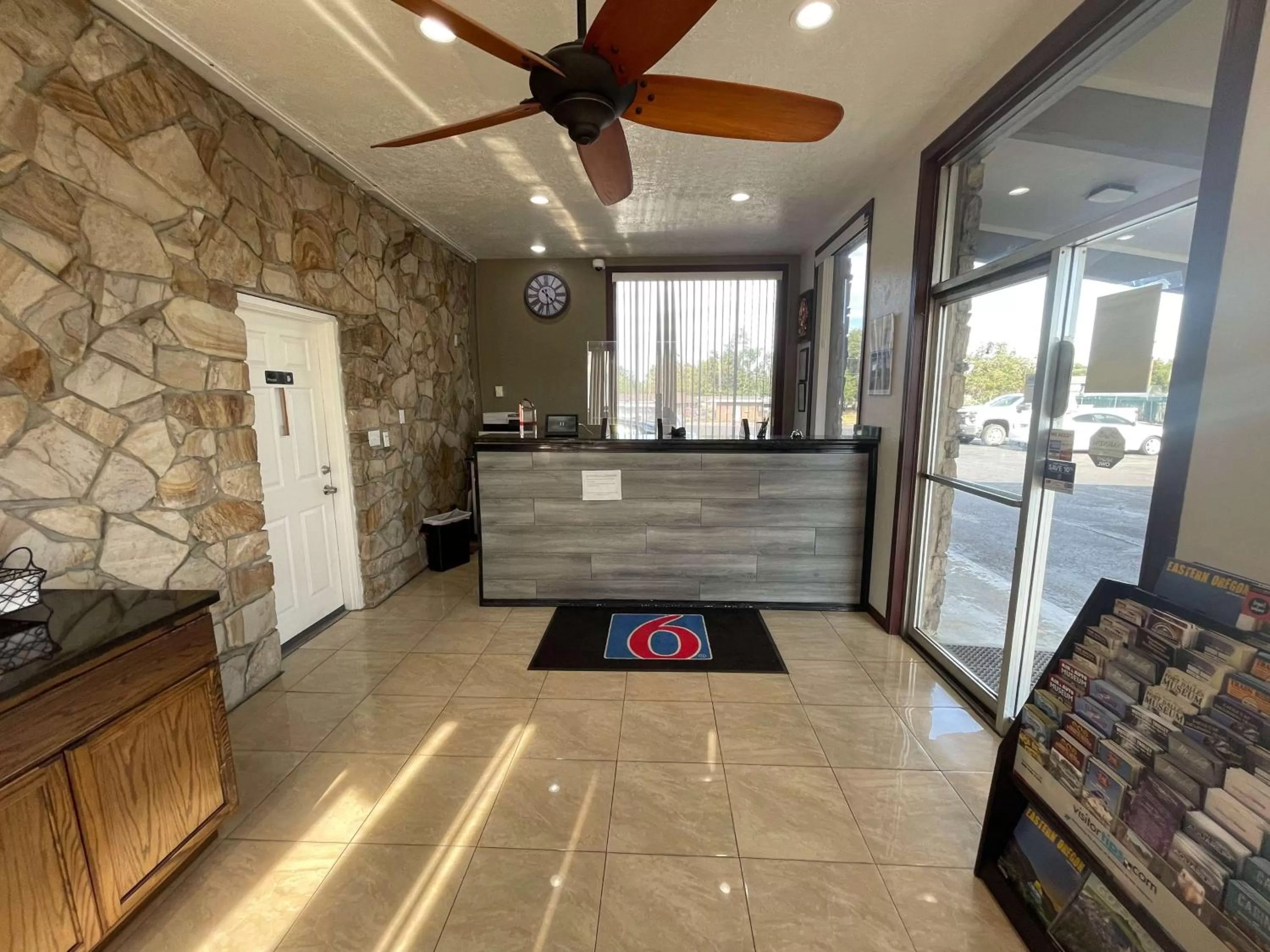Lobby or reception in Motel 6 Hermiston OR Umatilla