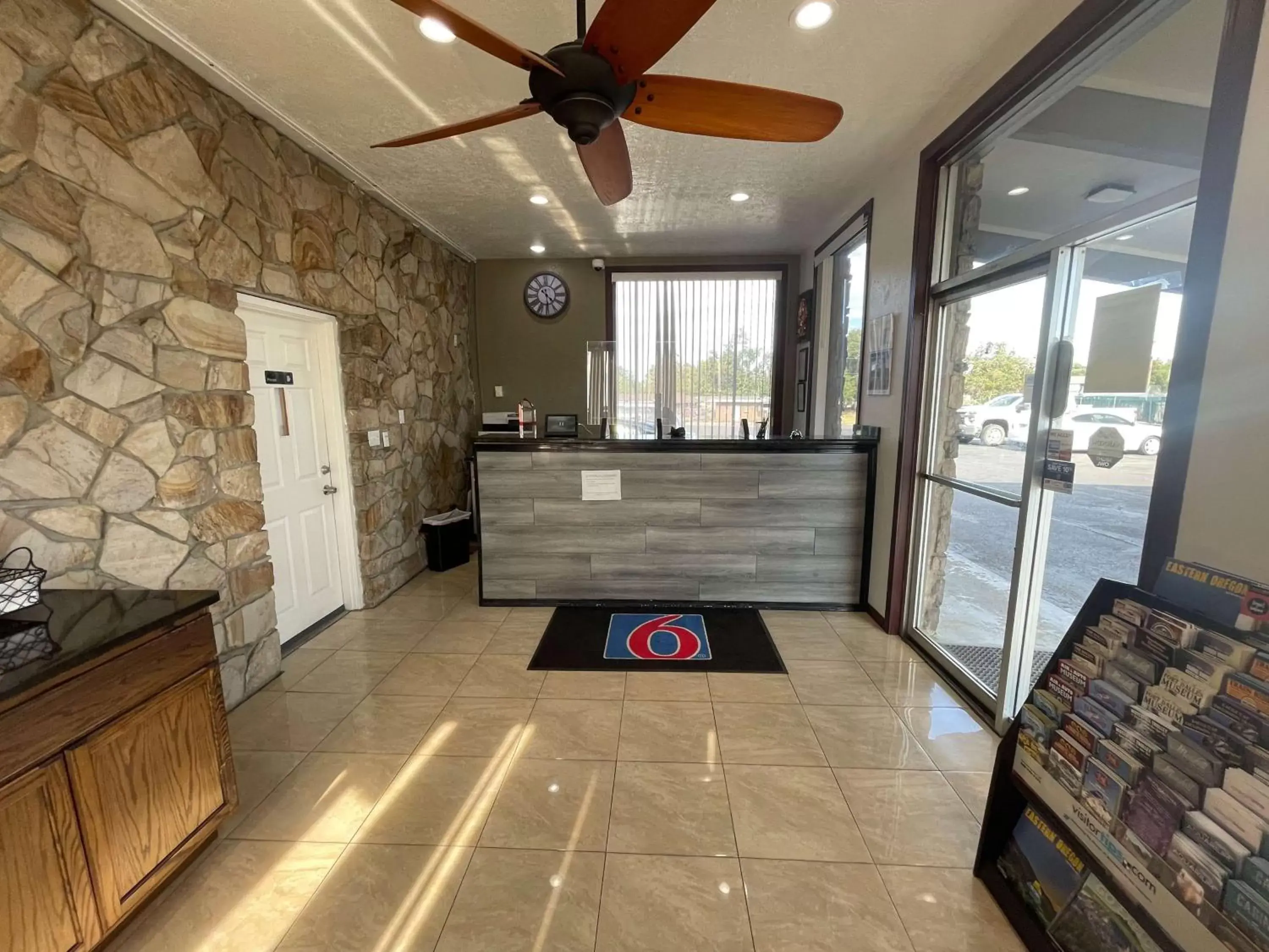 Lobby or reception in Motel 6 Hermiston OR Umatilla Lobby or reception in Motel 6 Hermiston OR Umatilla