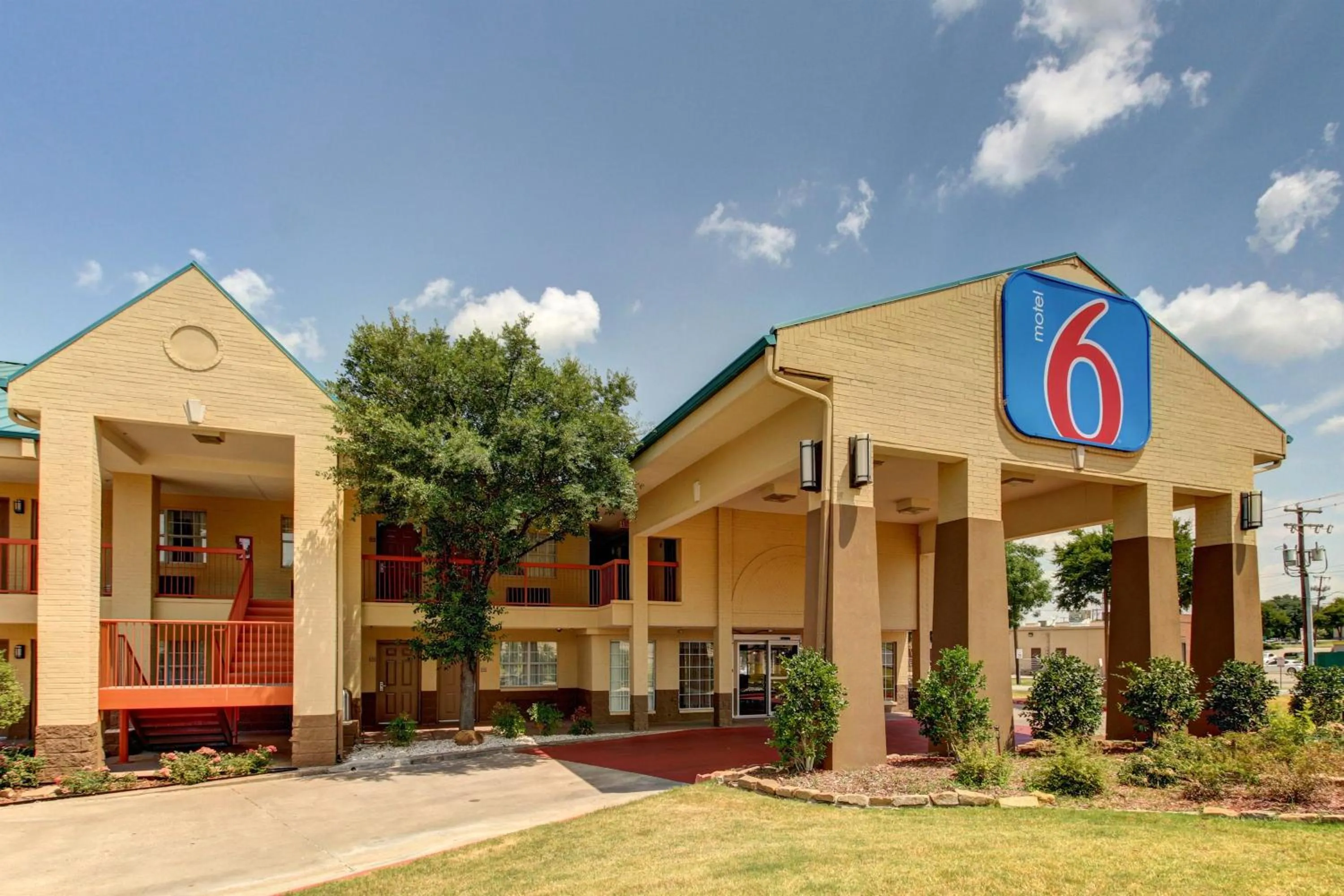 Property building in Motel 6-Arlington, TX
