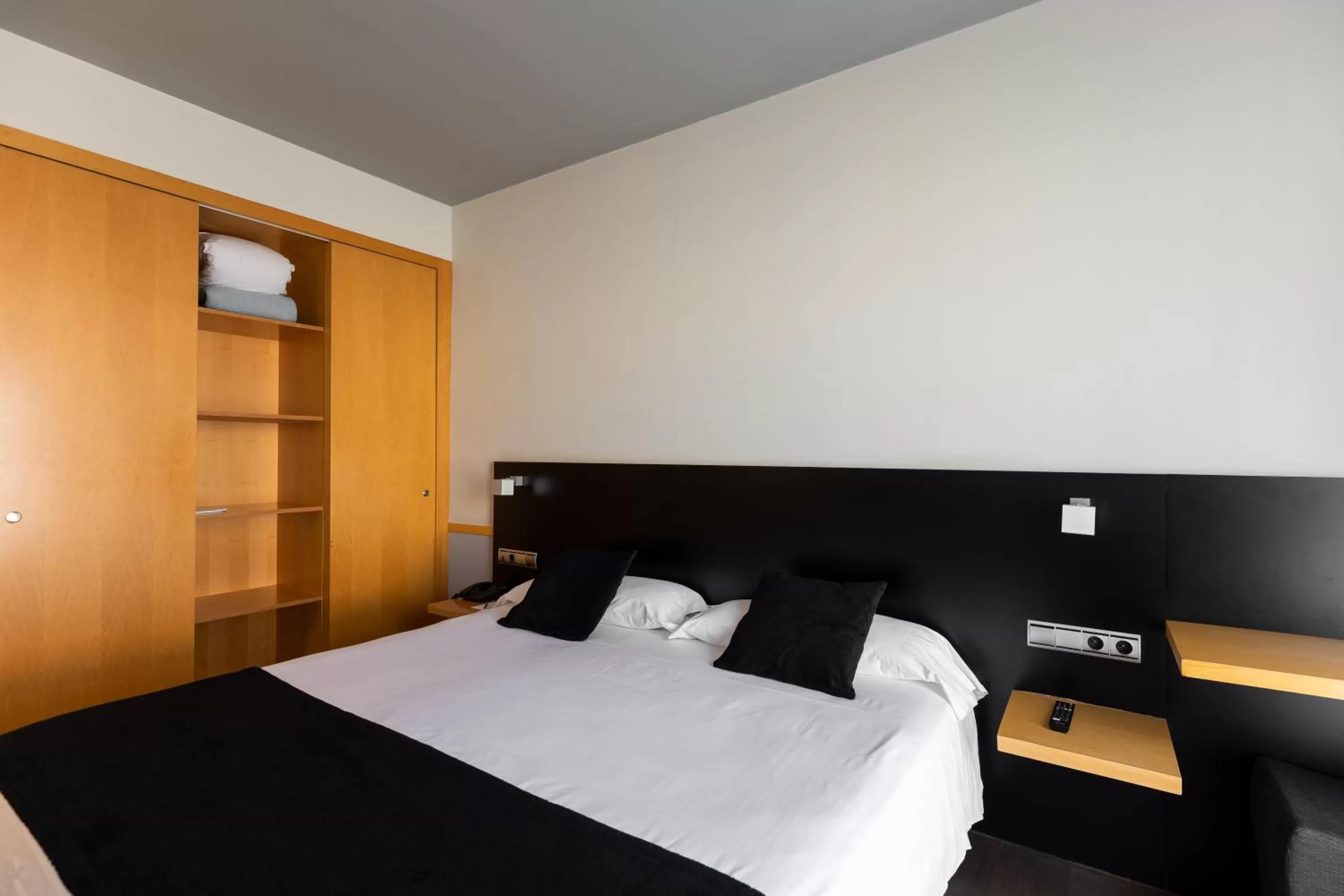 Photo of the whole room, Bed in Onix Liceo