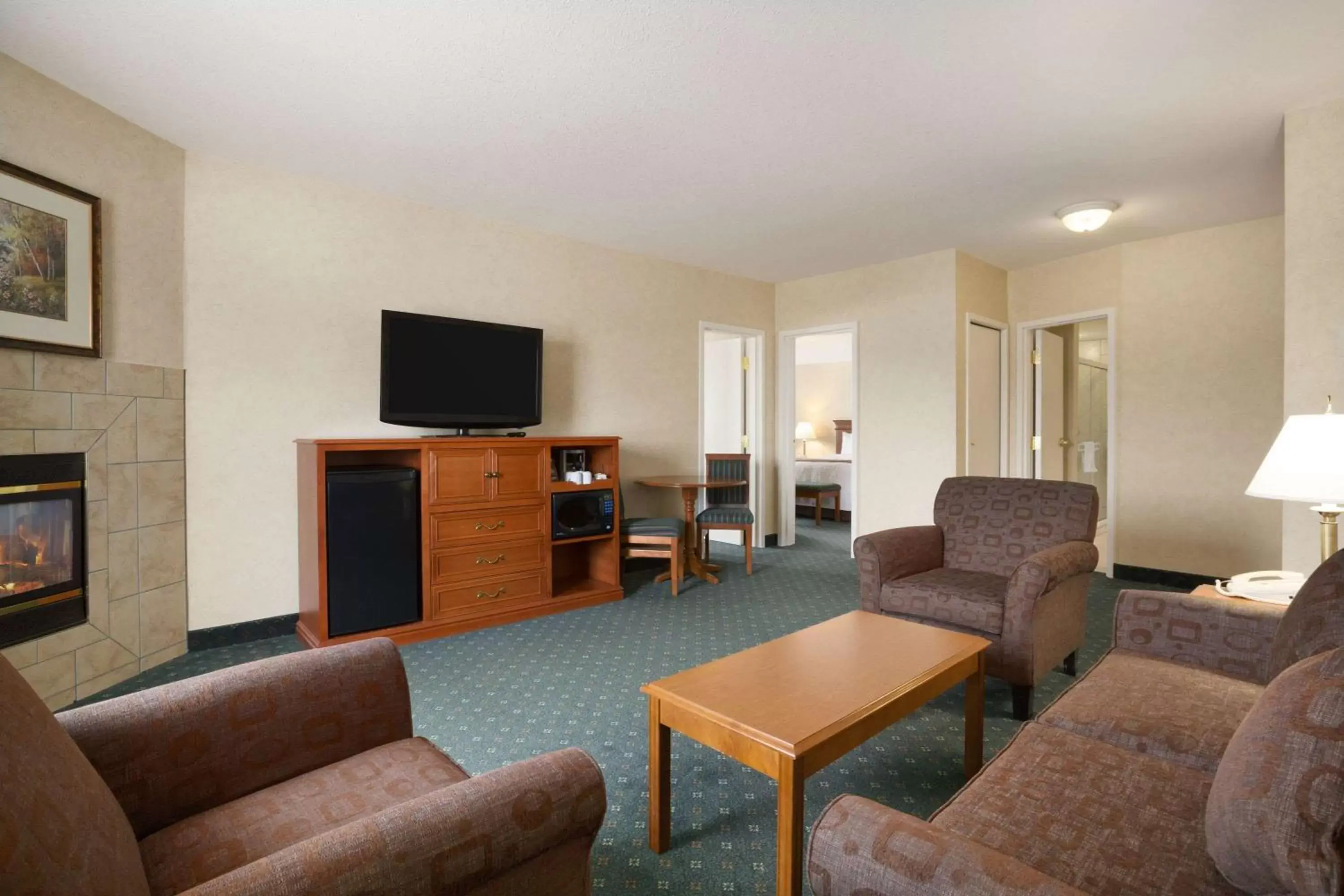 Photo of the whole room, Seating Area in Travelodge by Wyndham Strathmore