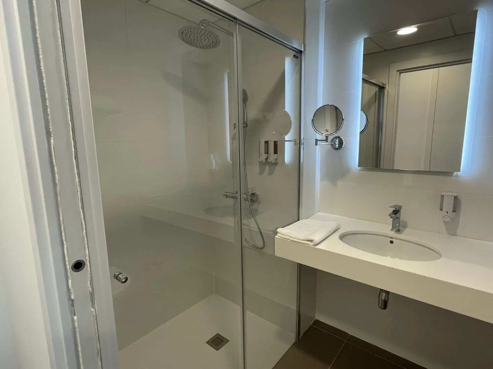 Shower, Bathroom in Hotel C31