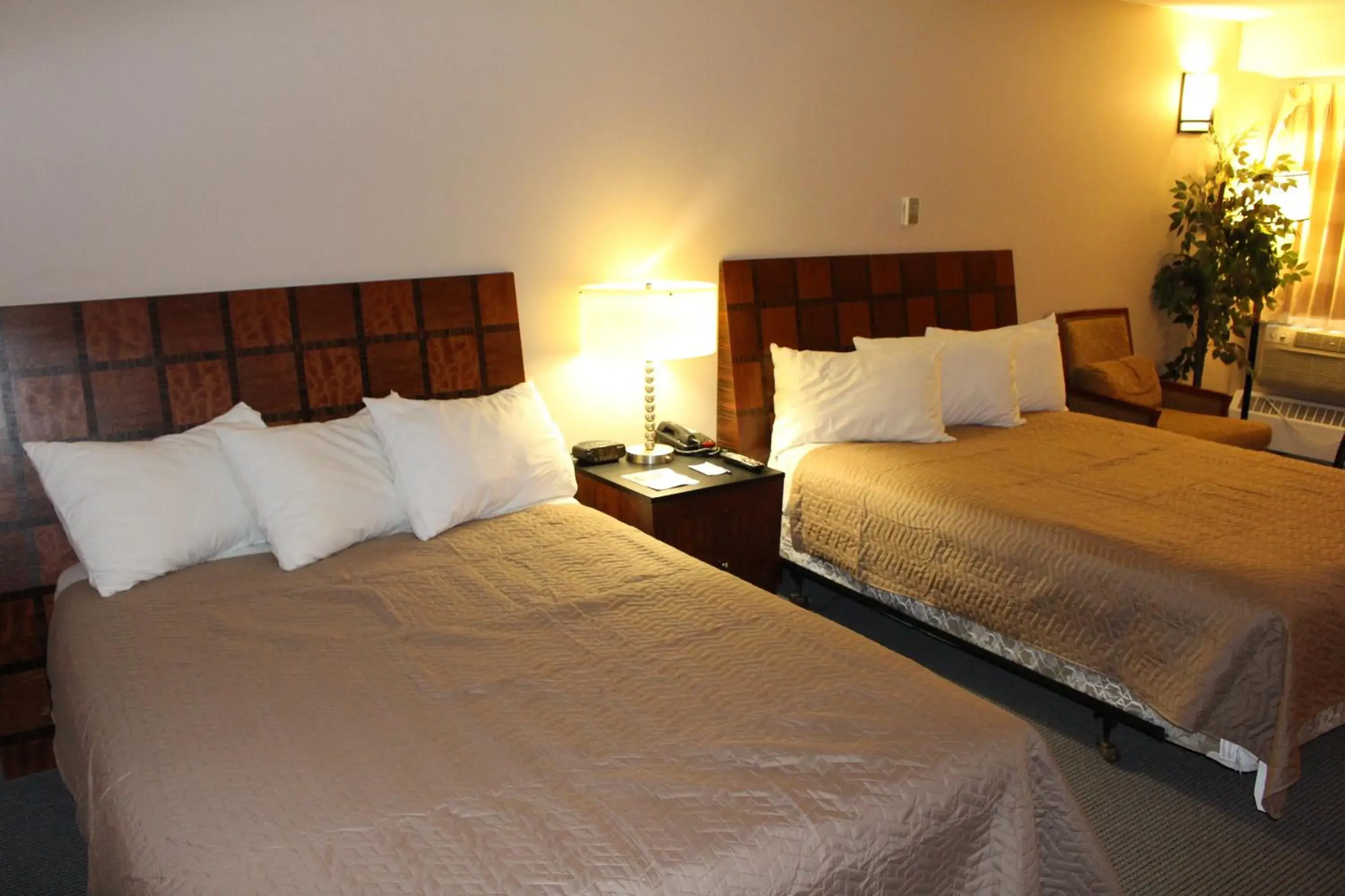 Bedroom, Bed in Travelodge by Wyndham Swift Current