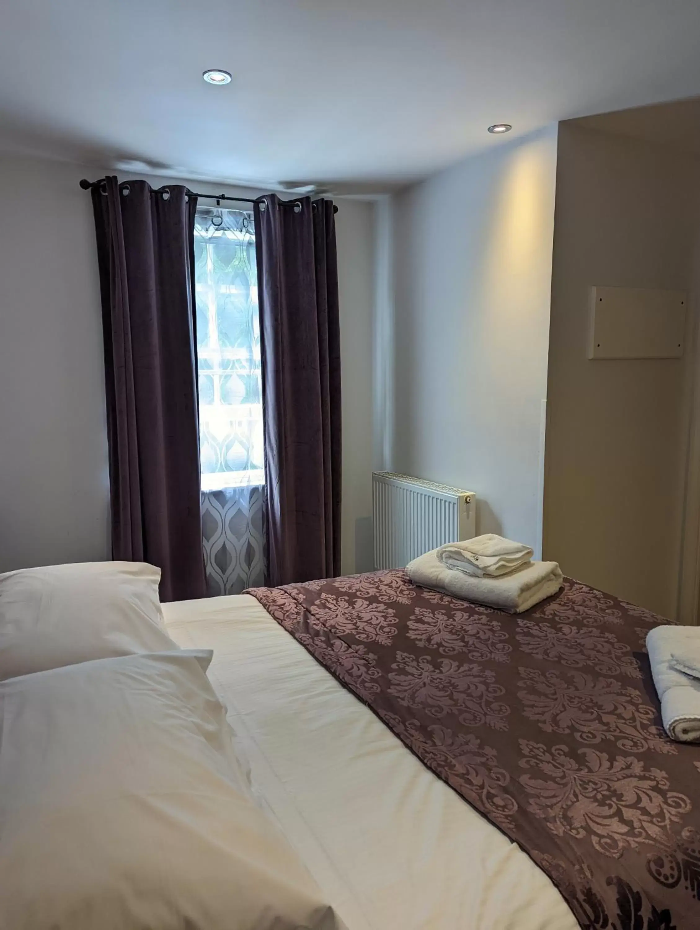 Bed in Barley Sheaf, Old Bridge Street EN SUITE ROOMS, ROOM ONLY