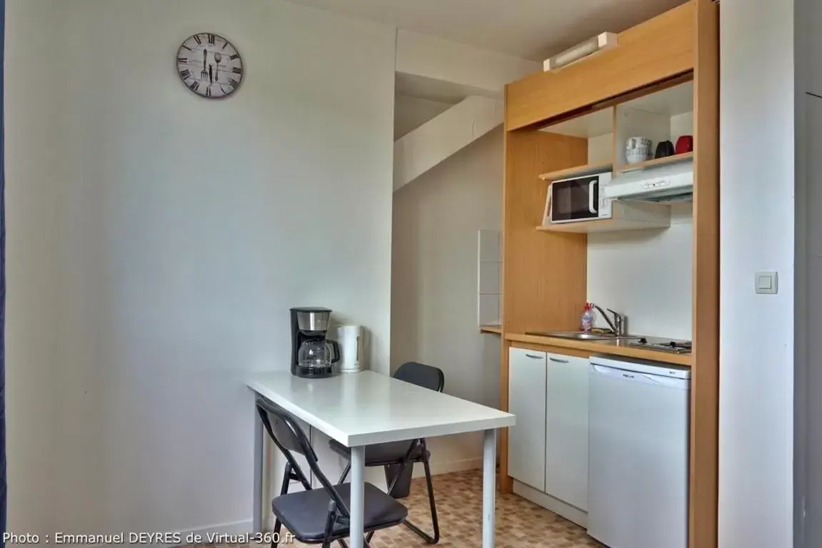 Kitchen/Kitchenette in Queen Serenity Hotel