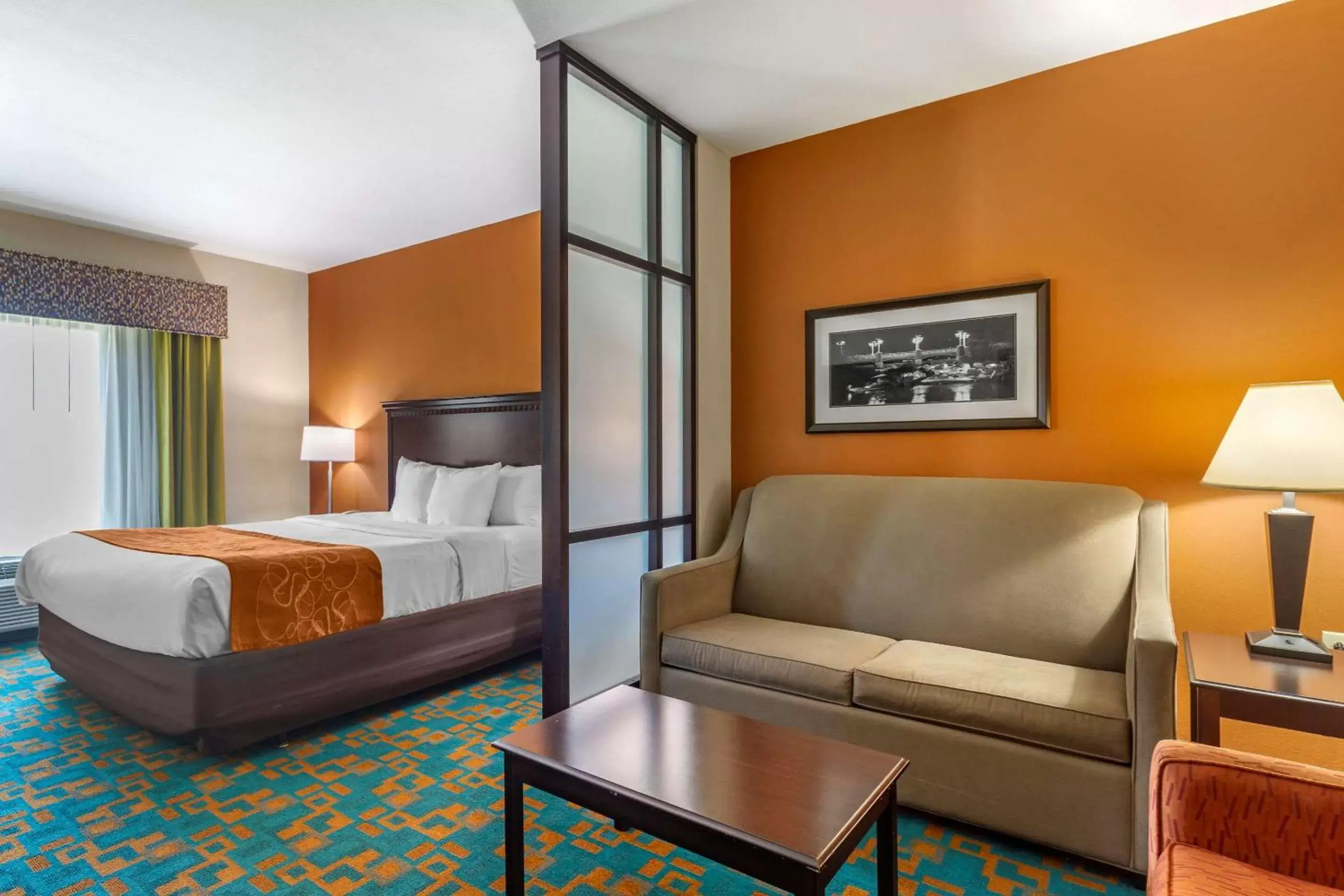 Bedroom in Comfort Suites Knoxville West - Farragut