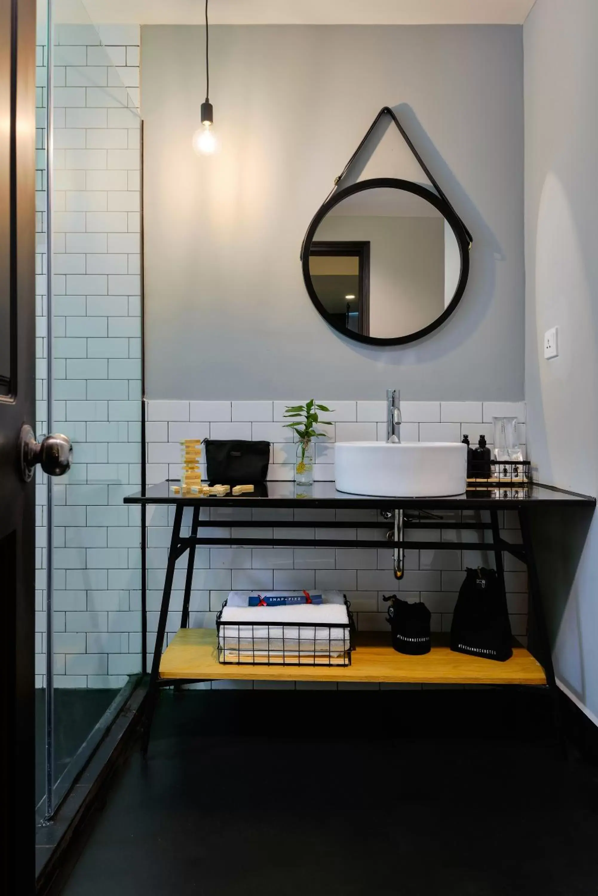 Bathroom, Kitchen/Kitchenette in The Hammock Hotel Fine Arts Museum